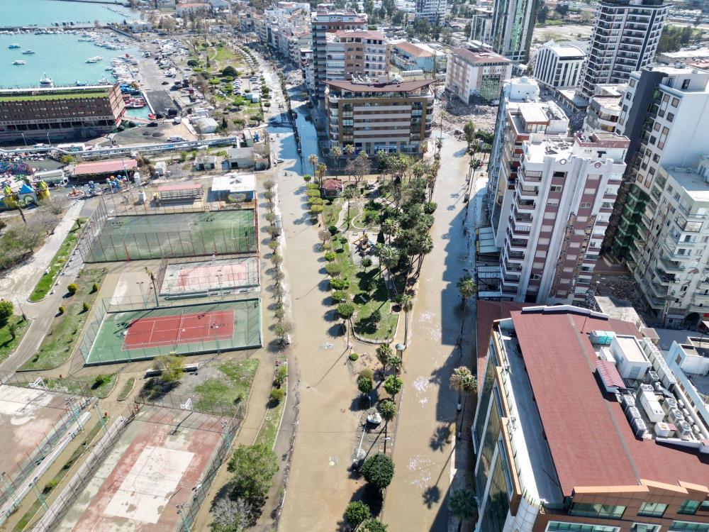 Denizin taştığı İskenderun'da son durum havadan görüntülendi