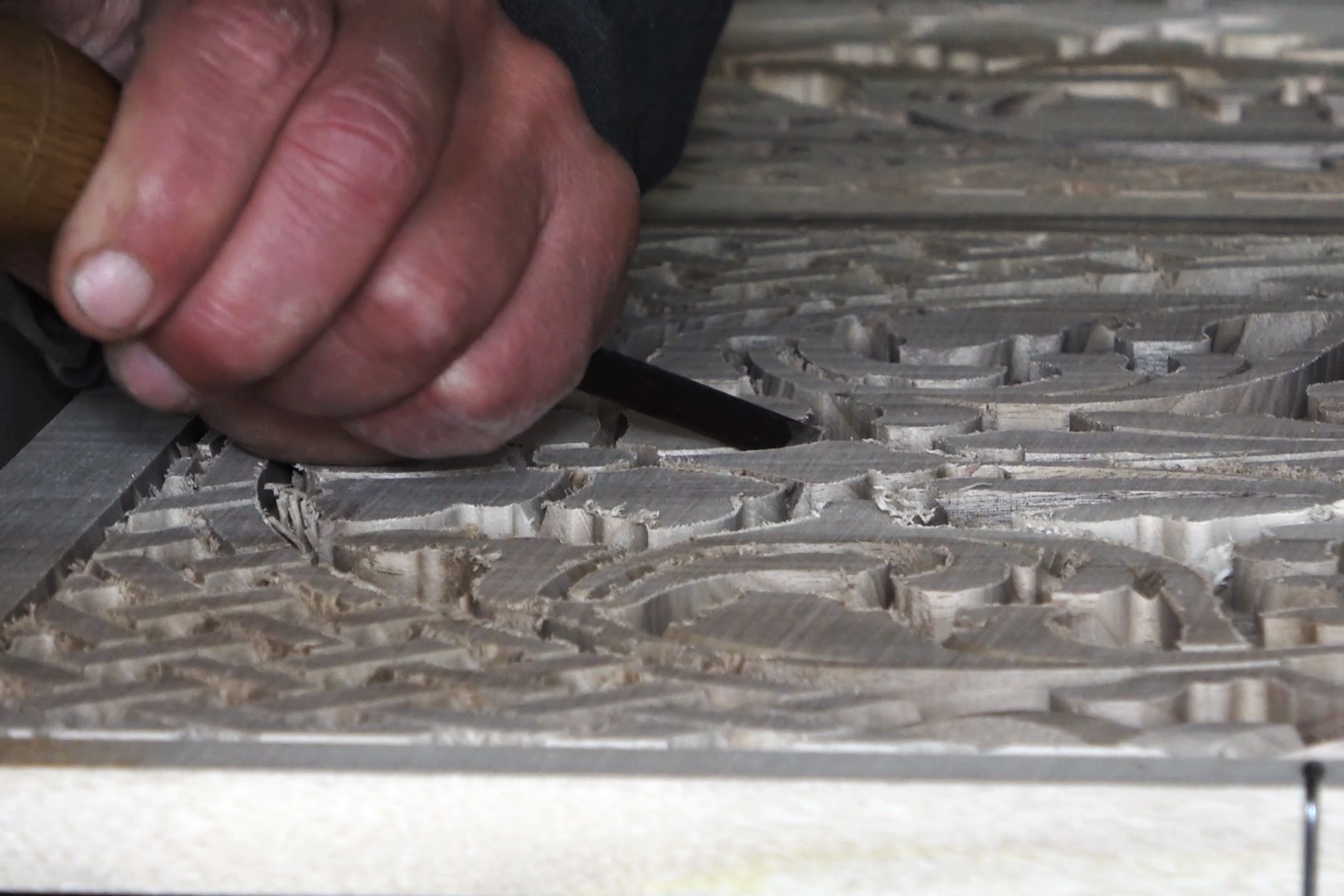 Selçuklu ve Osmanlı motiflerini ahşaba işliyor