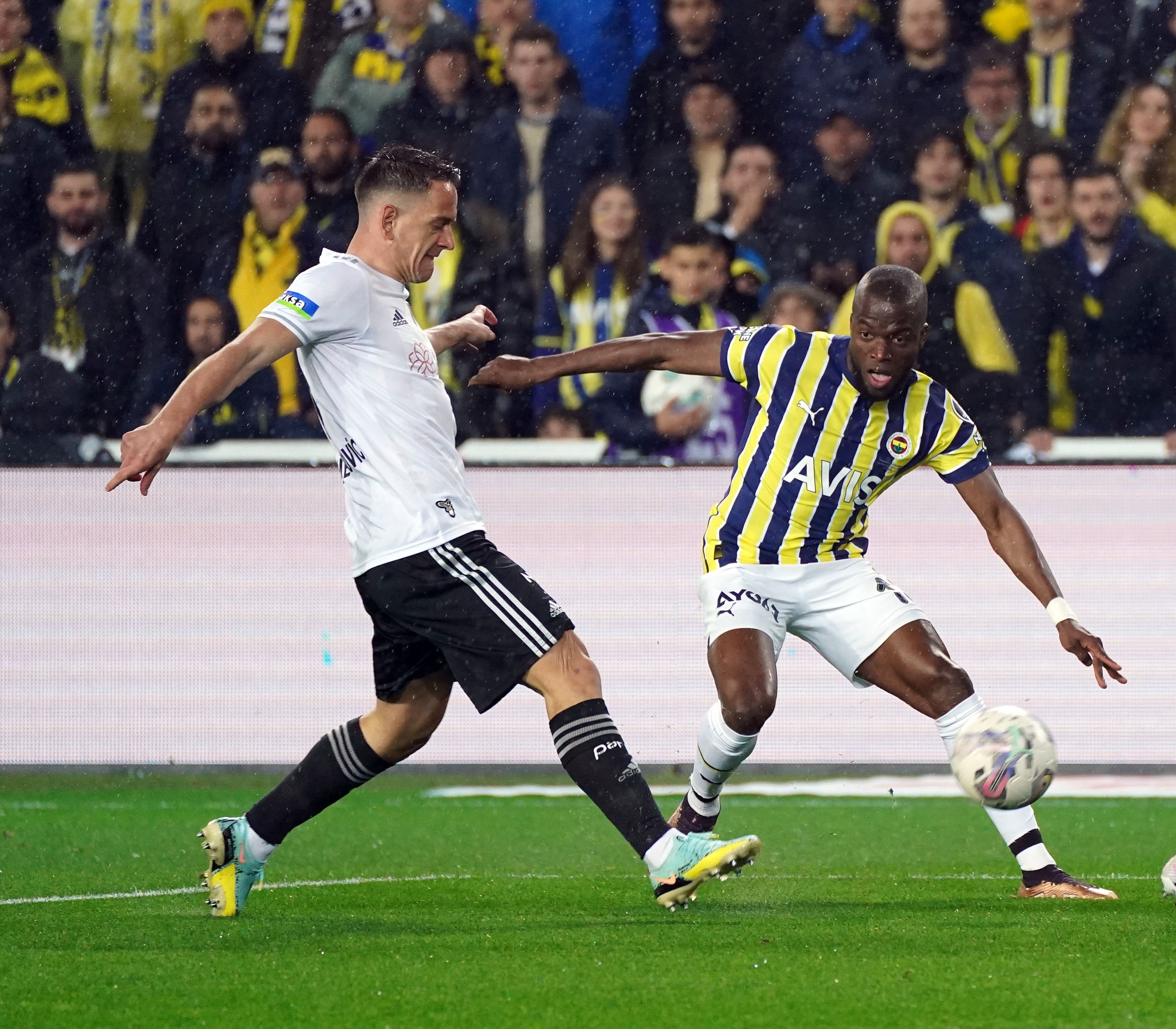 Kadıköy'de unutulmaz gece! Beşiktaş, 10 kişiyle Fenerbahçe’yi devirdi