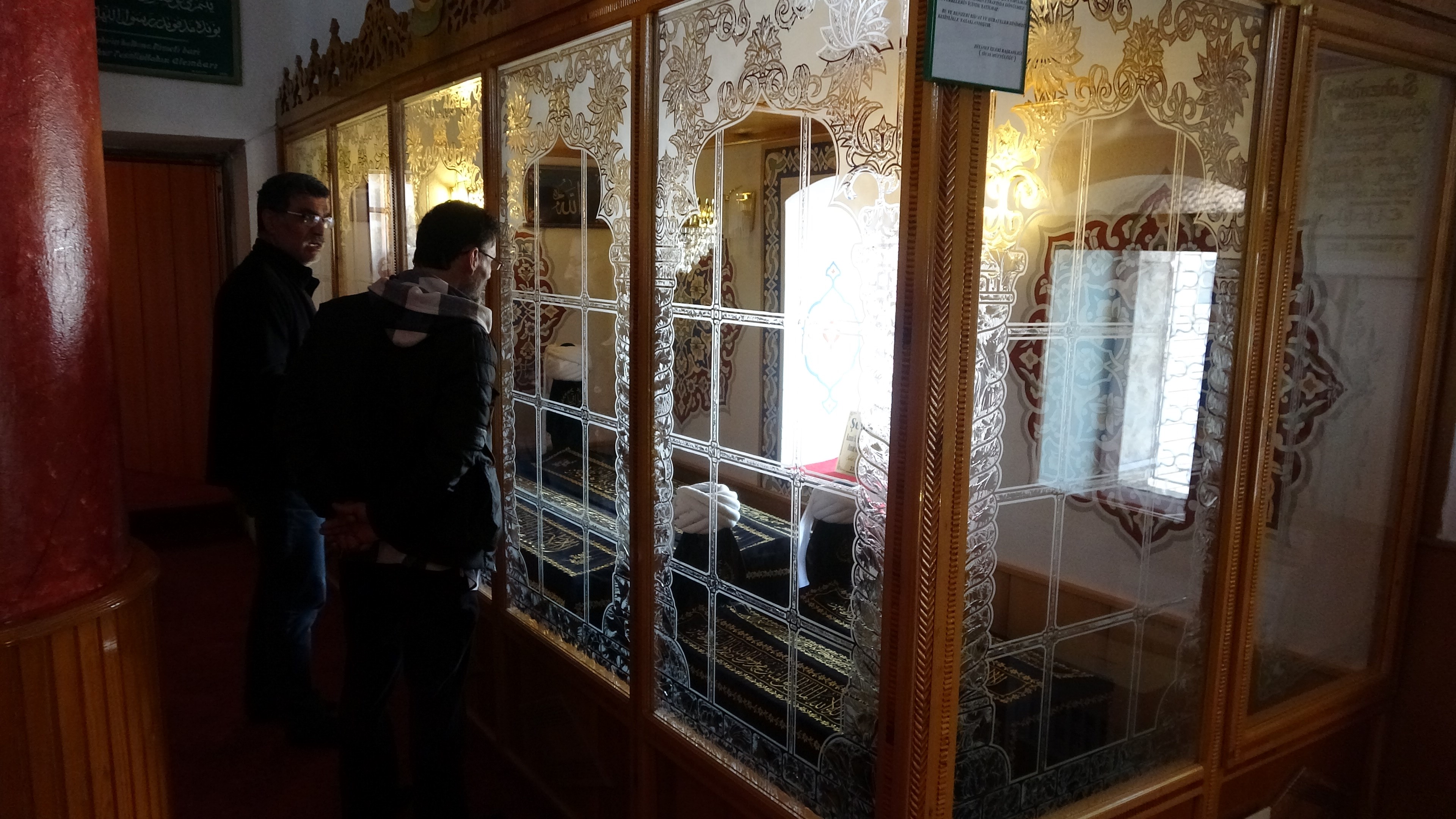 Uçurumun ucundaki türbe, ziyaretçisi hiç eksik olmuyor