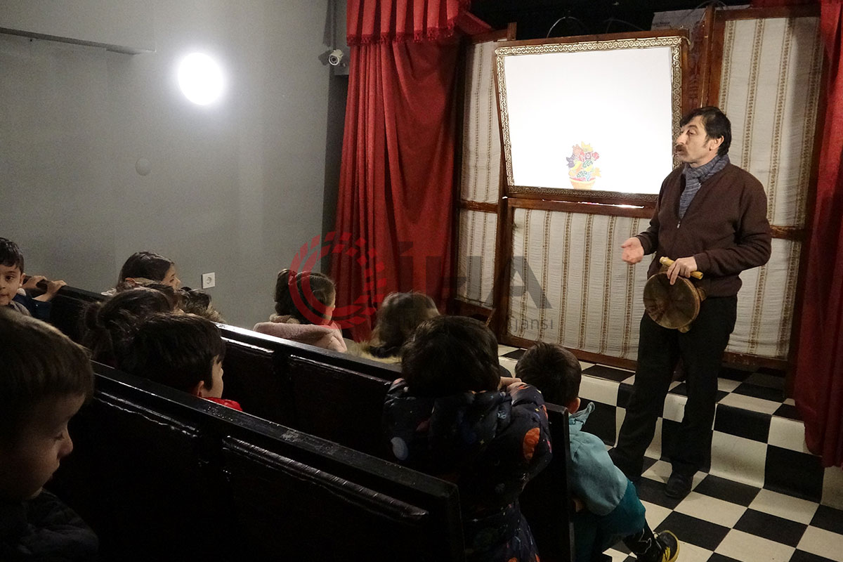 Ekmek arası Karagözle Hacivat