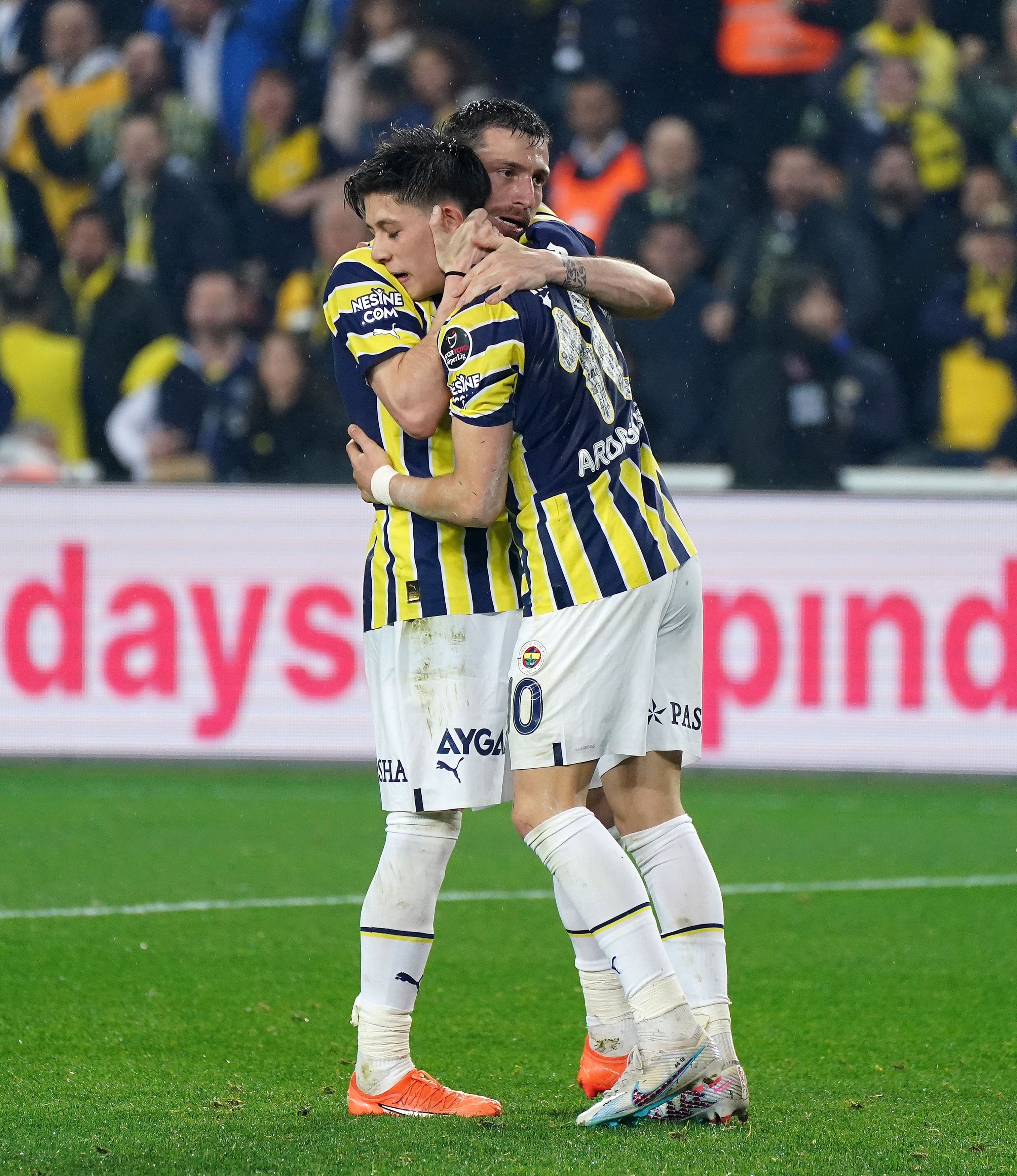 Kadıköy'de unutulmaz gece! Beşiktaş, 10 kişiyle Fenerbahçe’yi devirdi