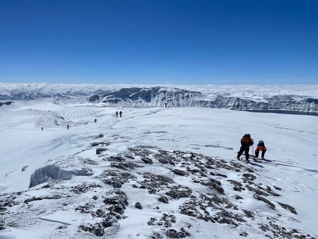 Yabancı dağcılar Nemrut Dağı’nda dağ kayağı yaptı