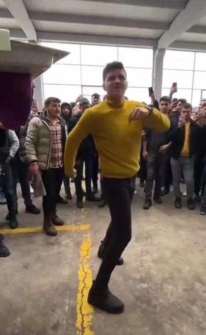 Dansıyla sosyal medyayı sallayan milletvekili adayı bu kez de birinci sırayı istedi