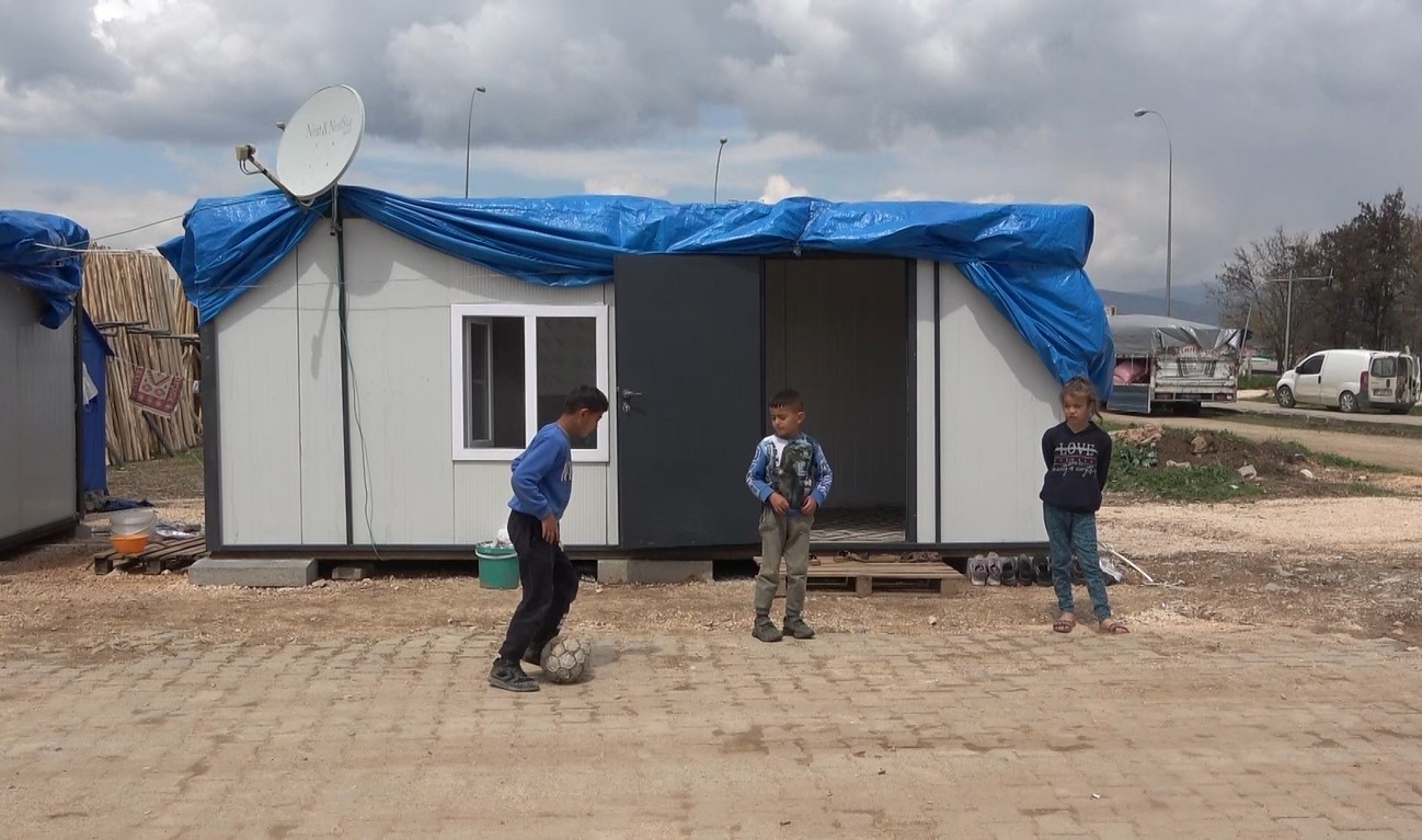 Depremin merkezi Pazarcık normale dönüyor: Afetzedelerin yaraları sarılıyor