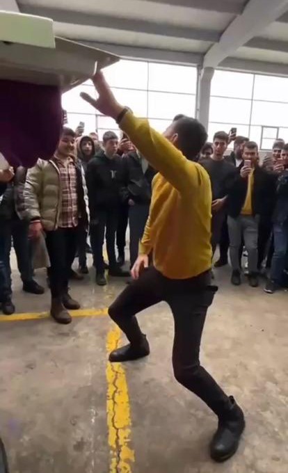 Dansıyla sosyal medyayı sallayan milletvekili adayı bu kez de birinci sırayı istedi