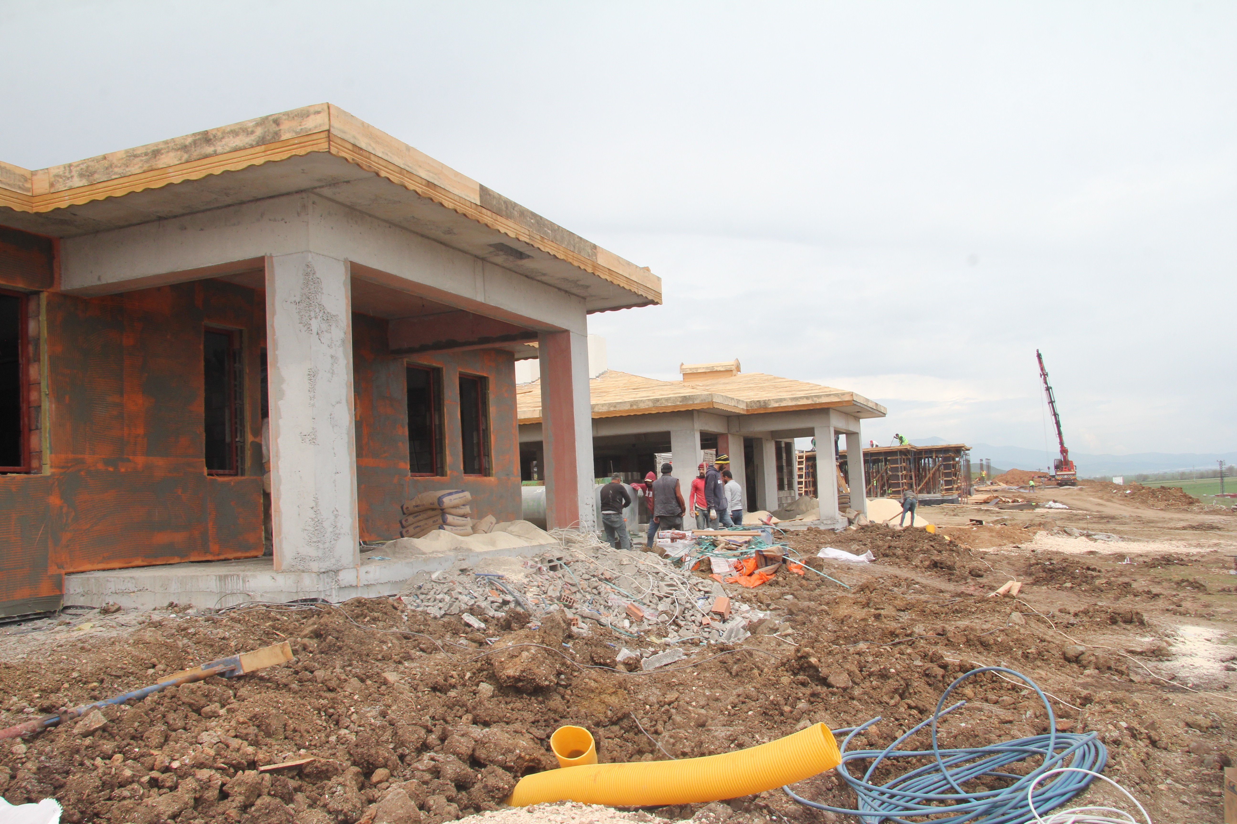 Deprem bölgesinde yapılan köy evlerinin ilk etabı bayramda teslim ediliyor