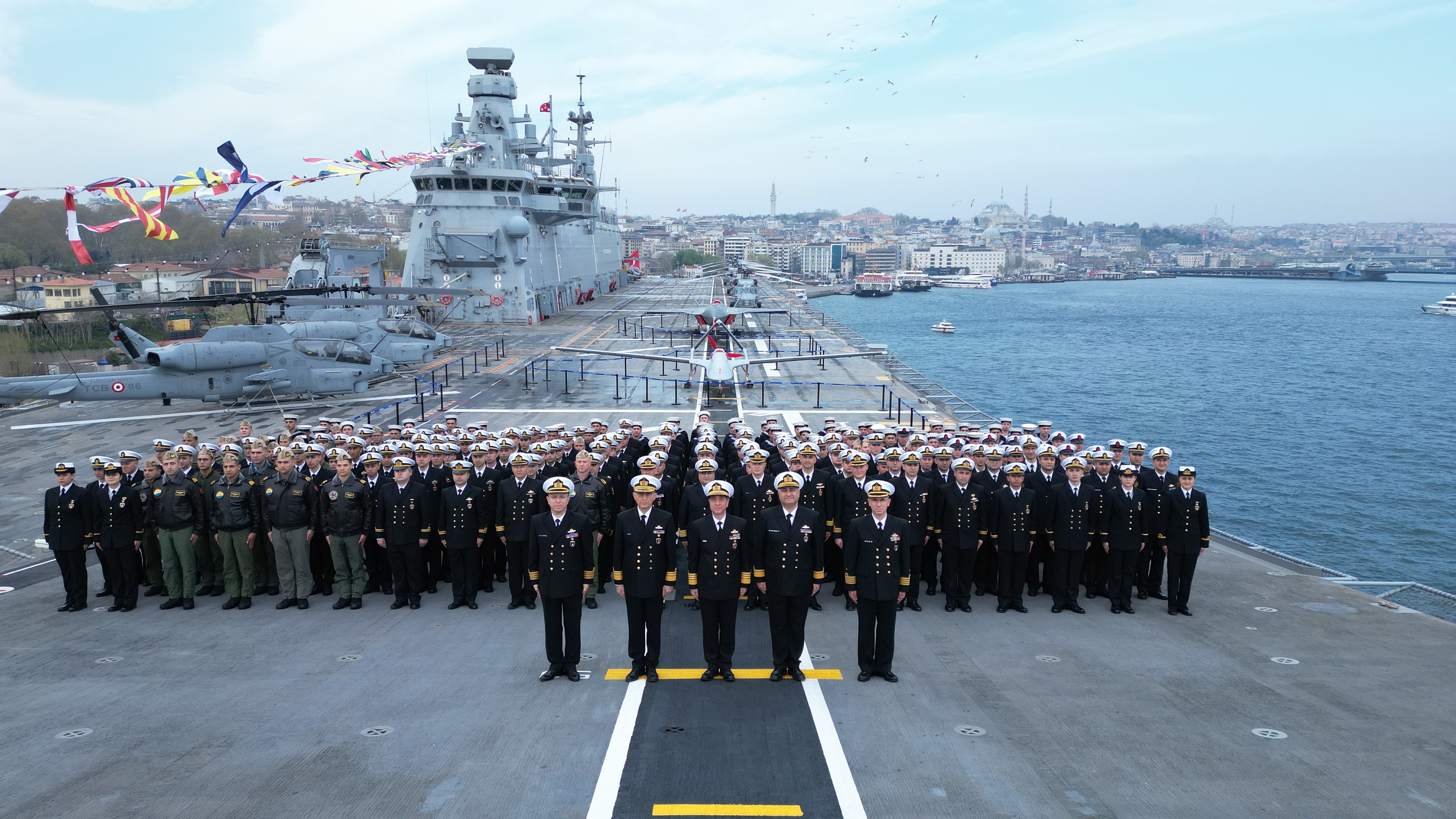 Dünyanın ilk SİHA gemisi TCG Anadolu vatandaşlarla buluştu