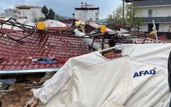 Kahramanmaraş Pazarcık'ta fırtına çatıları uçurdu: 4 yaralı