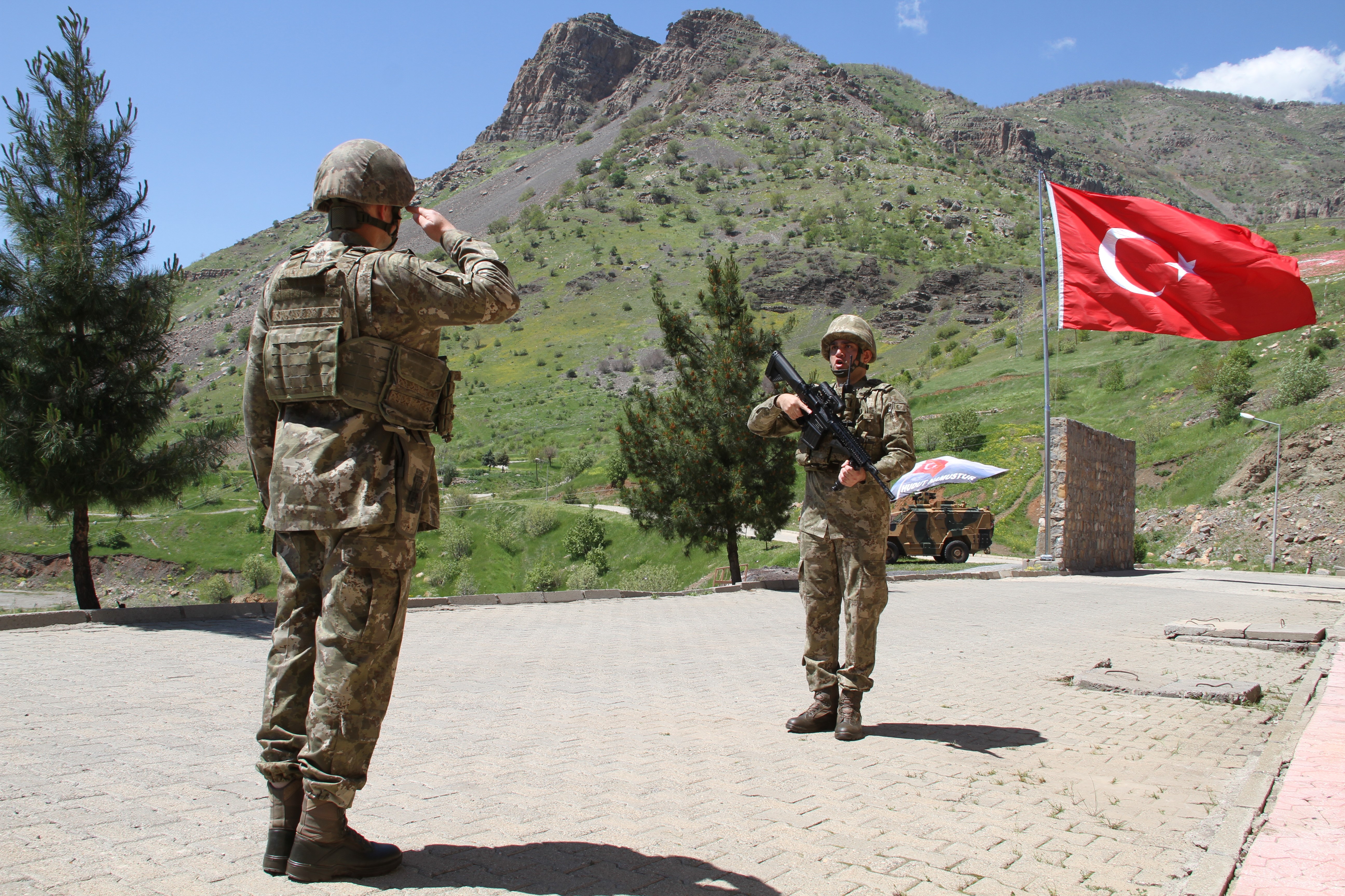 Mehmetçik'in Ramazan Bayramı’nda elleri tetikte, gözleri sınırda