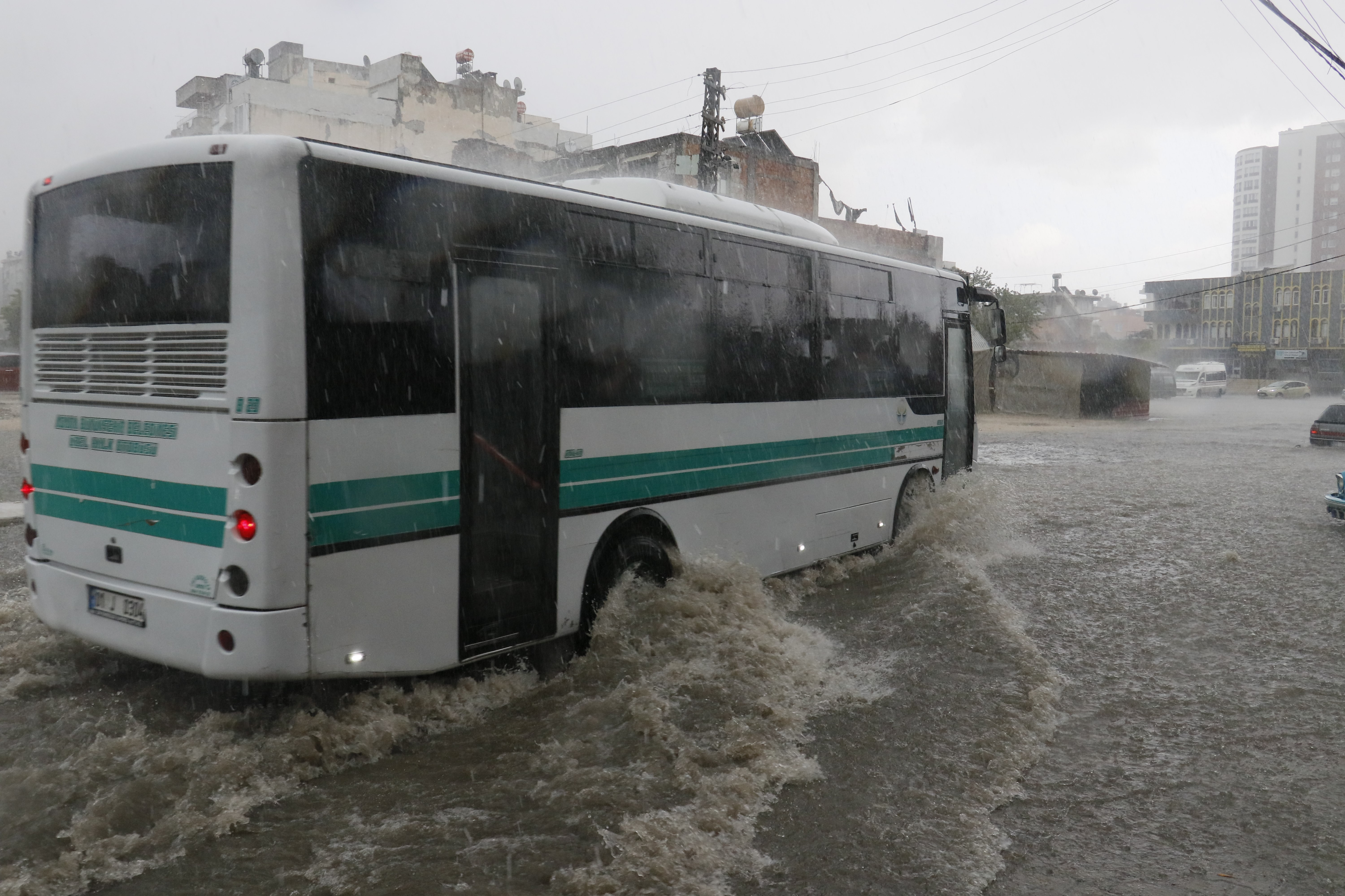 Adana’da sağanak ve dolu sele neden oldu, yollar su altında kaldı