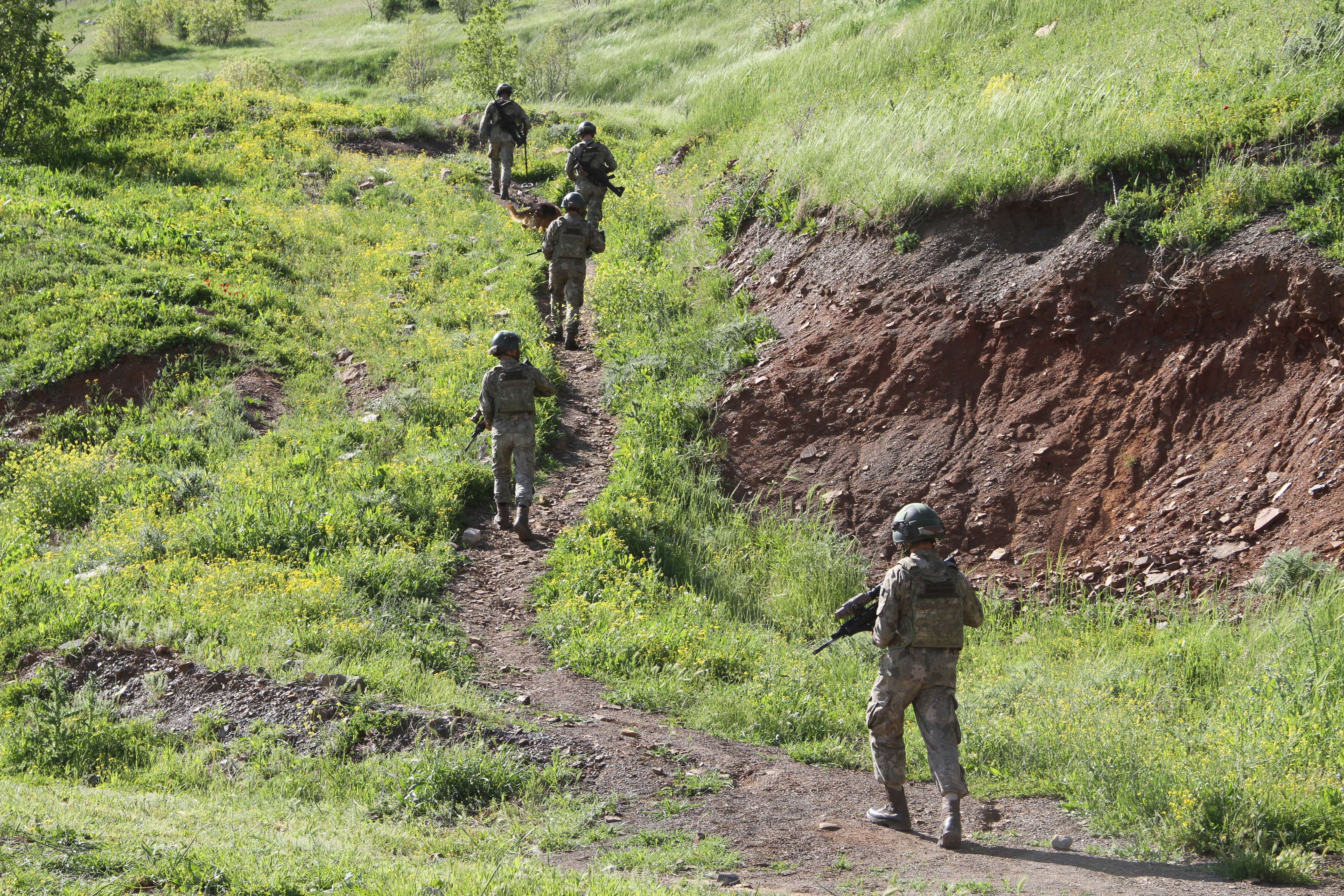 Mehmetçik'in Ramazan Bayramı’nda elleri tetikte, gözleri sınırda