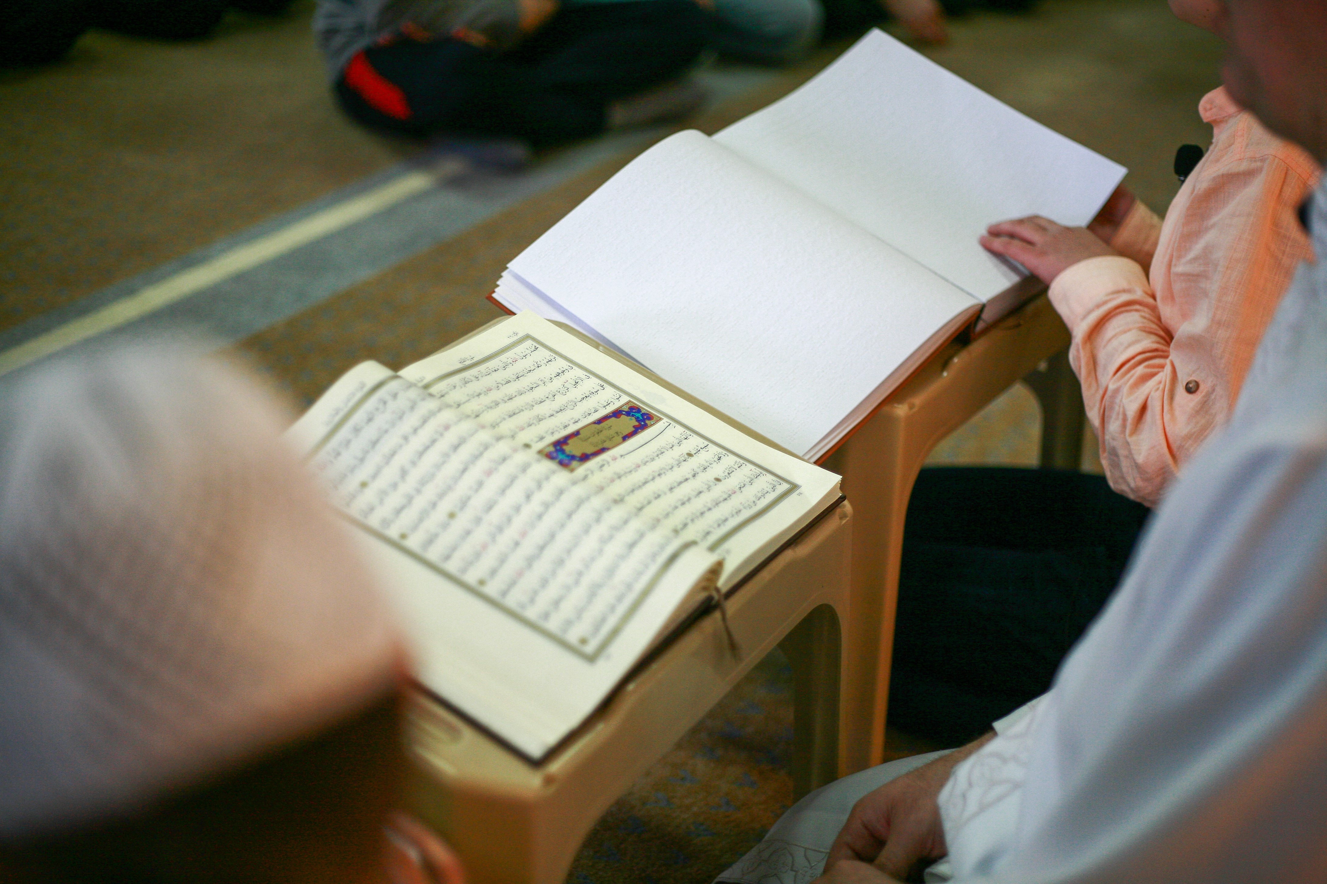 Görme engelli depremzede parmaklarıyla Kur'an-ı Kerim'i görerek hafız oldu