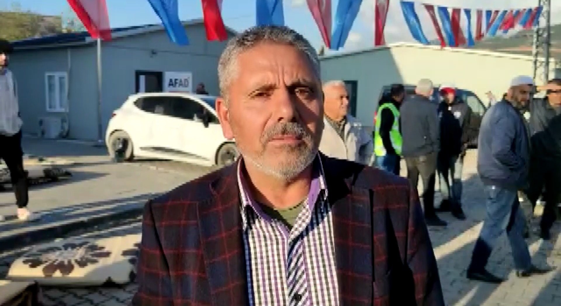 Millet Cami'nde bayram namazını kılan Davutoğlu'na depremzede tepkisi