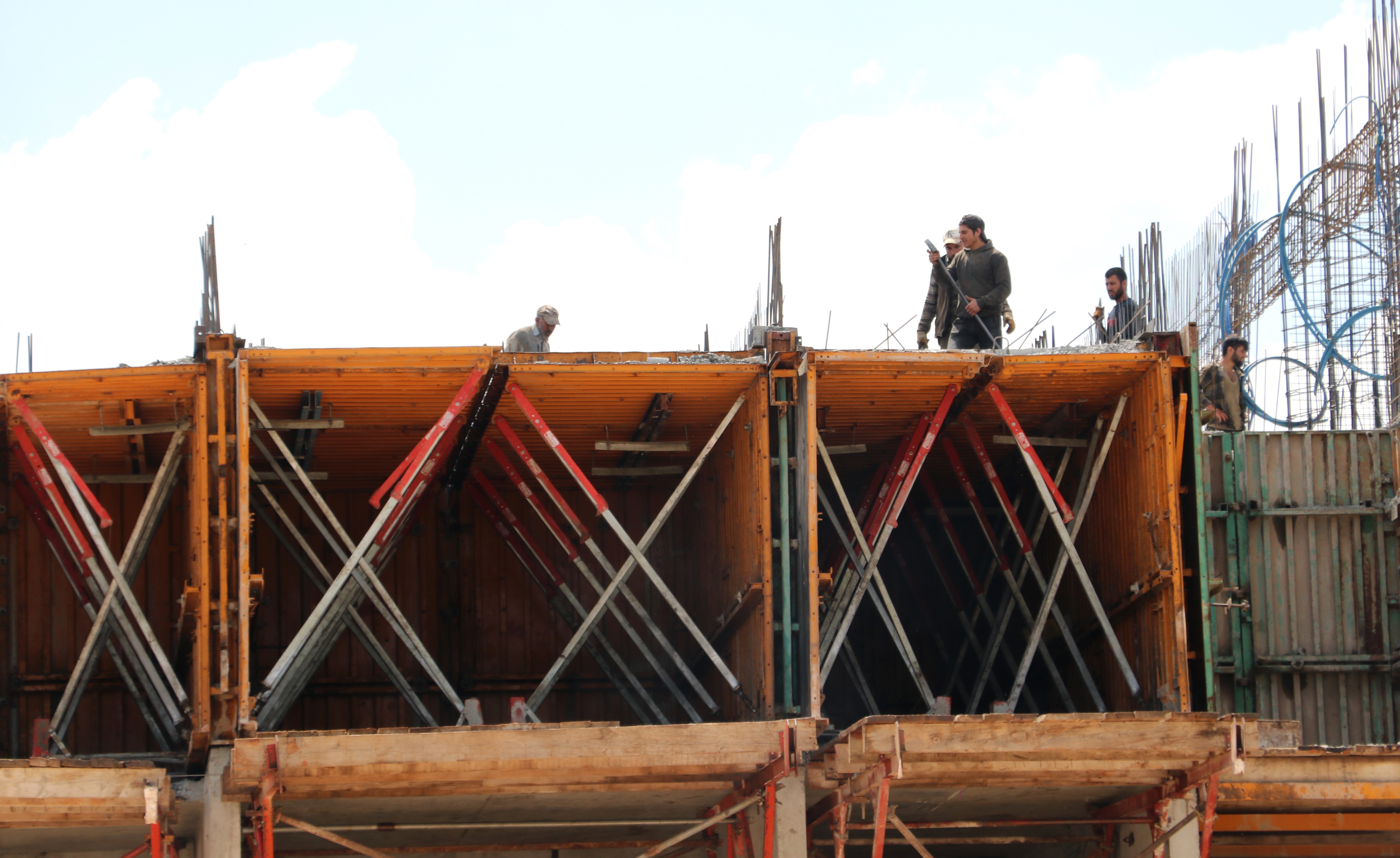 Depremin ardından inşaatlar başladı, 20-30 bin liraya çalıştıracak kalifiye işçi bulunamıyor