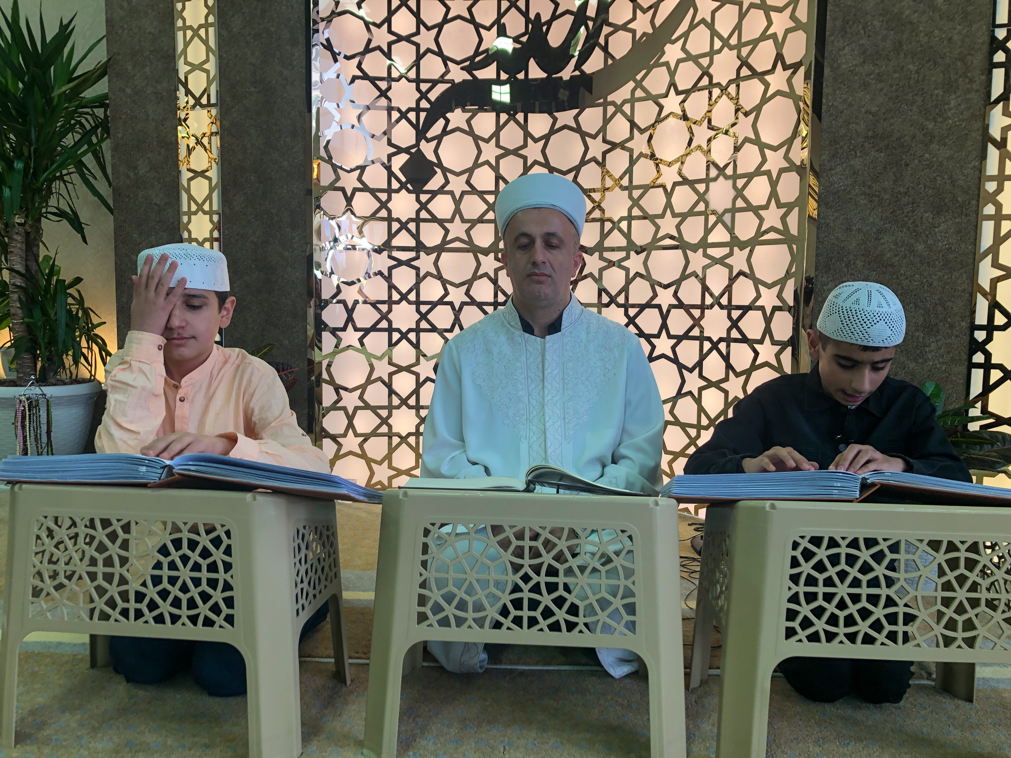 Görme engelli depremzede parmaklarıyla Kur'an-ı Kerim'i görerek hafız oldu