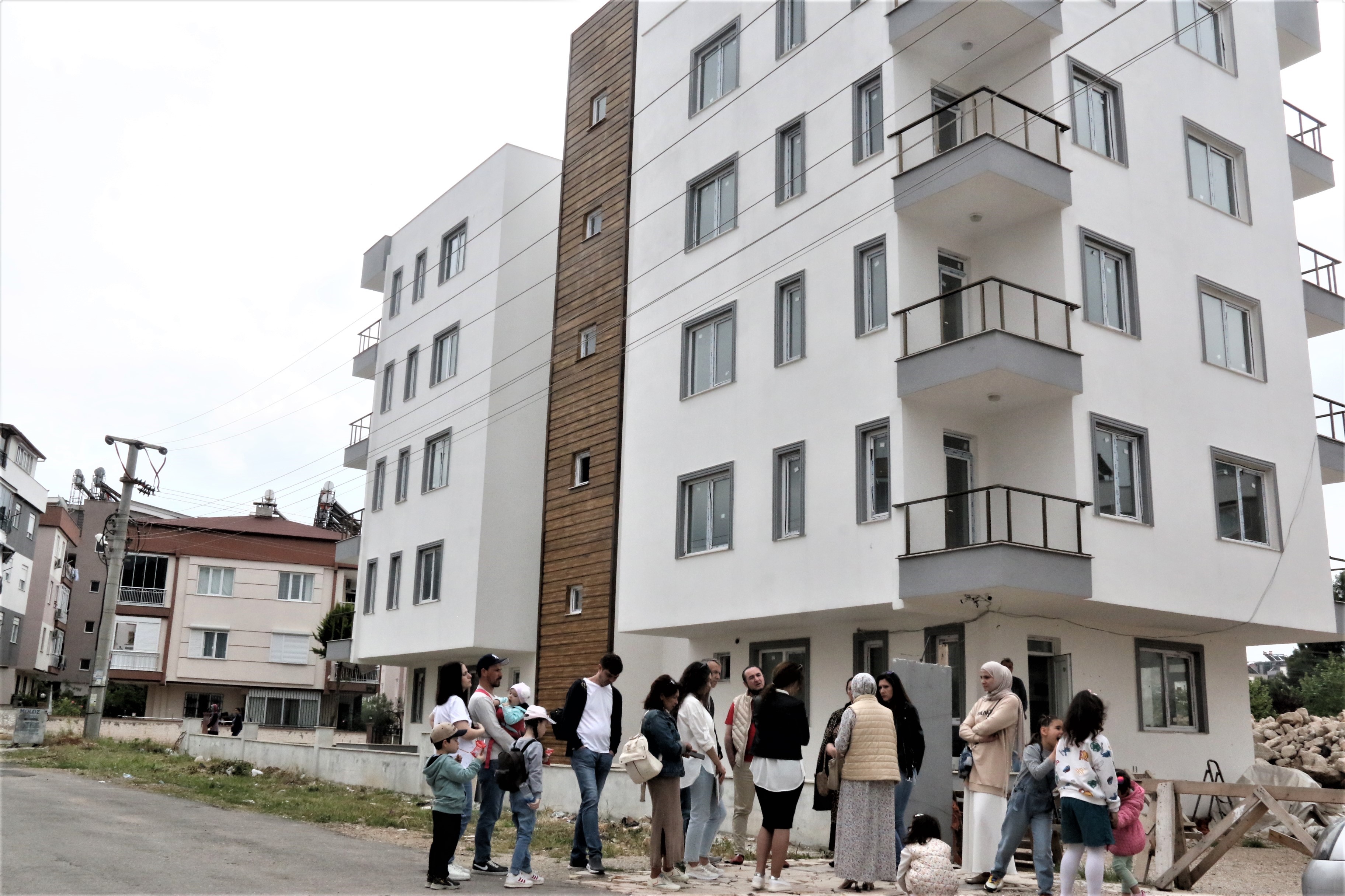 '2 ayda teslim edilecek' sözü ile adlıkları evlerini sadece dışarıdan izleyebiliyorlar