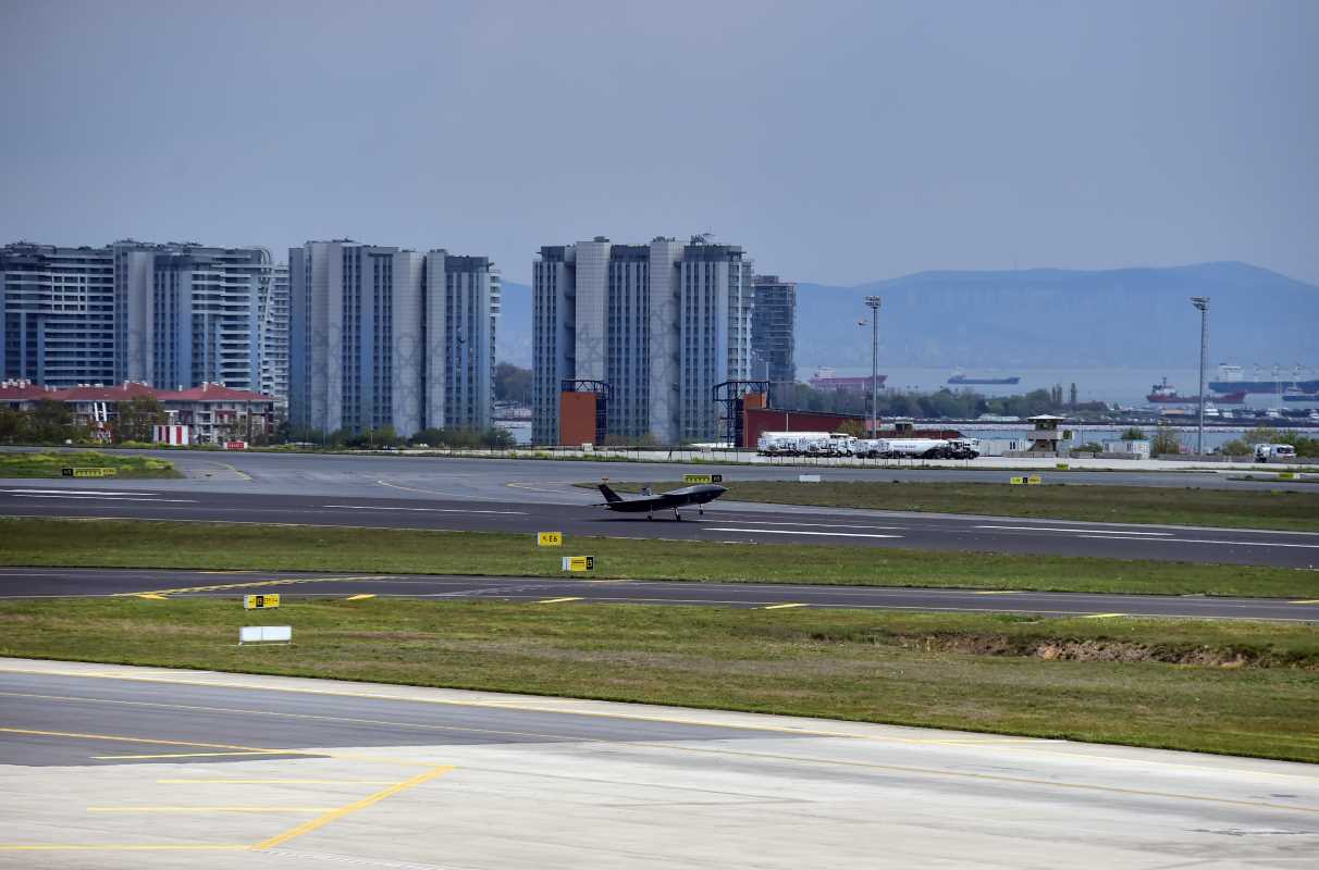 KIZILELMA Teknofest 2023’e katılmak için Atatürk Havalimanı’na geldi