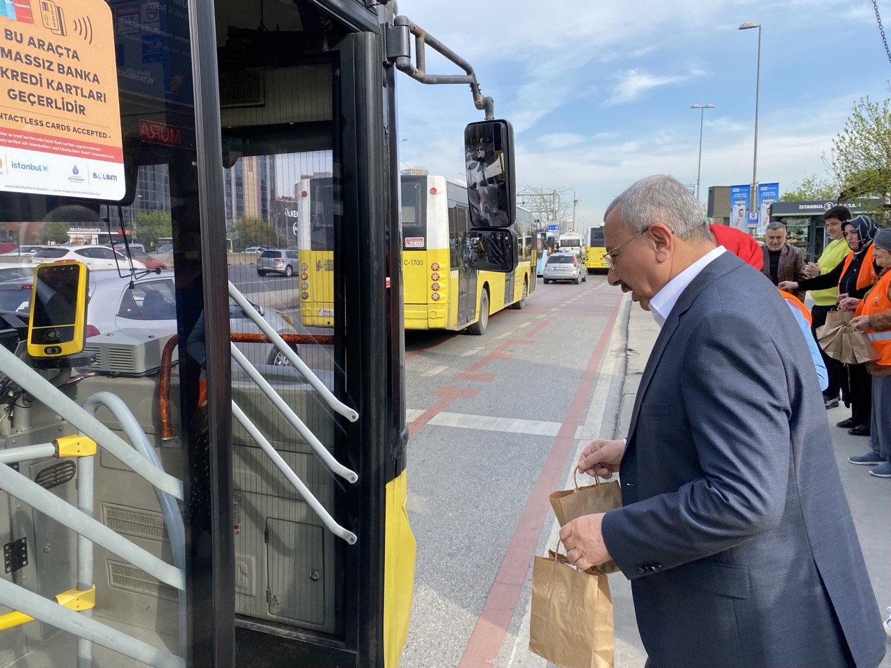 Milletvekili adayları sabah işe giden vatandaşlara kahvaltı ikramında bulundu