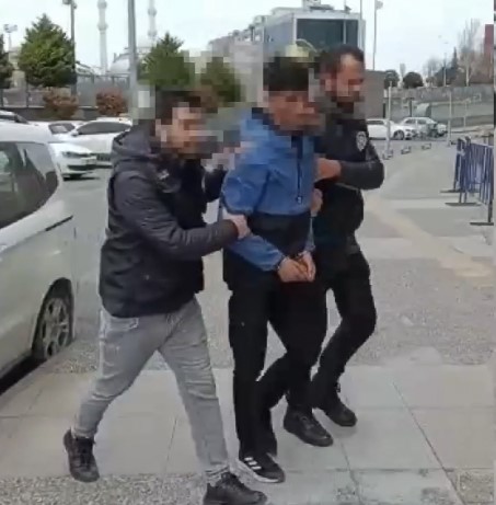 Beyoğlu’nda ABD’li kadına kapkaç kamerada: Beline sarılıp telefonunu çaldılar