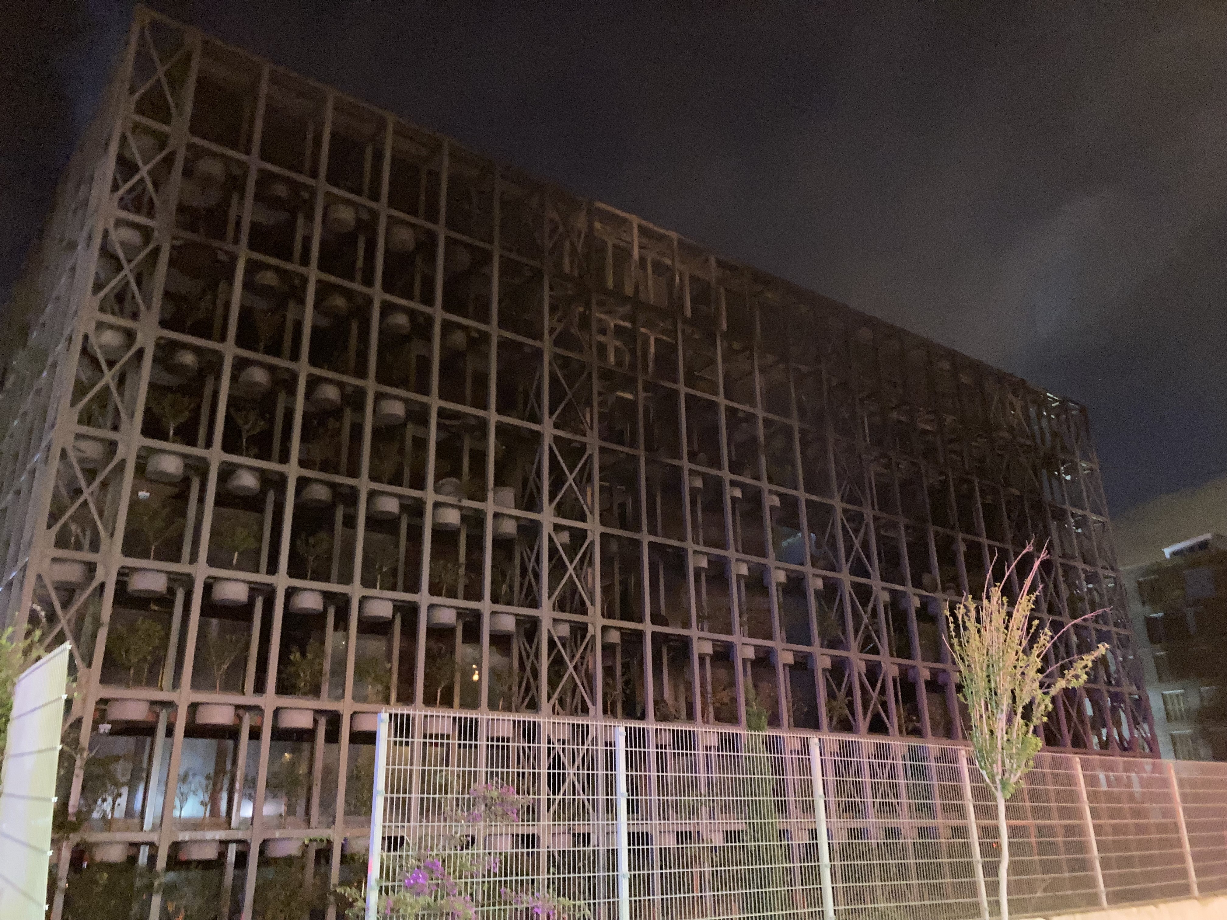 İzmir’deki büyük site yangını 7 saatin ardından kontrol altına alındı