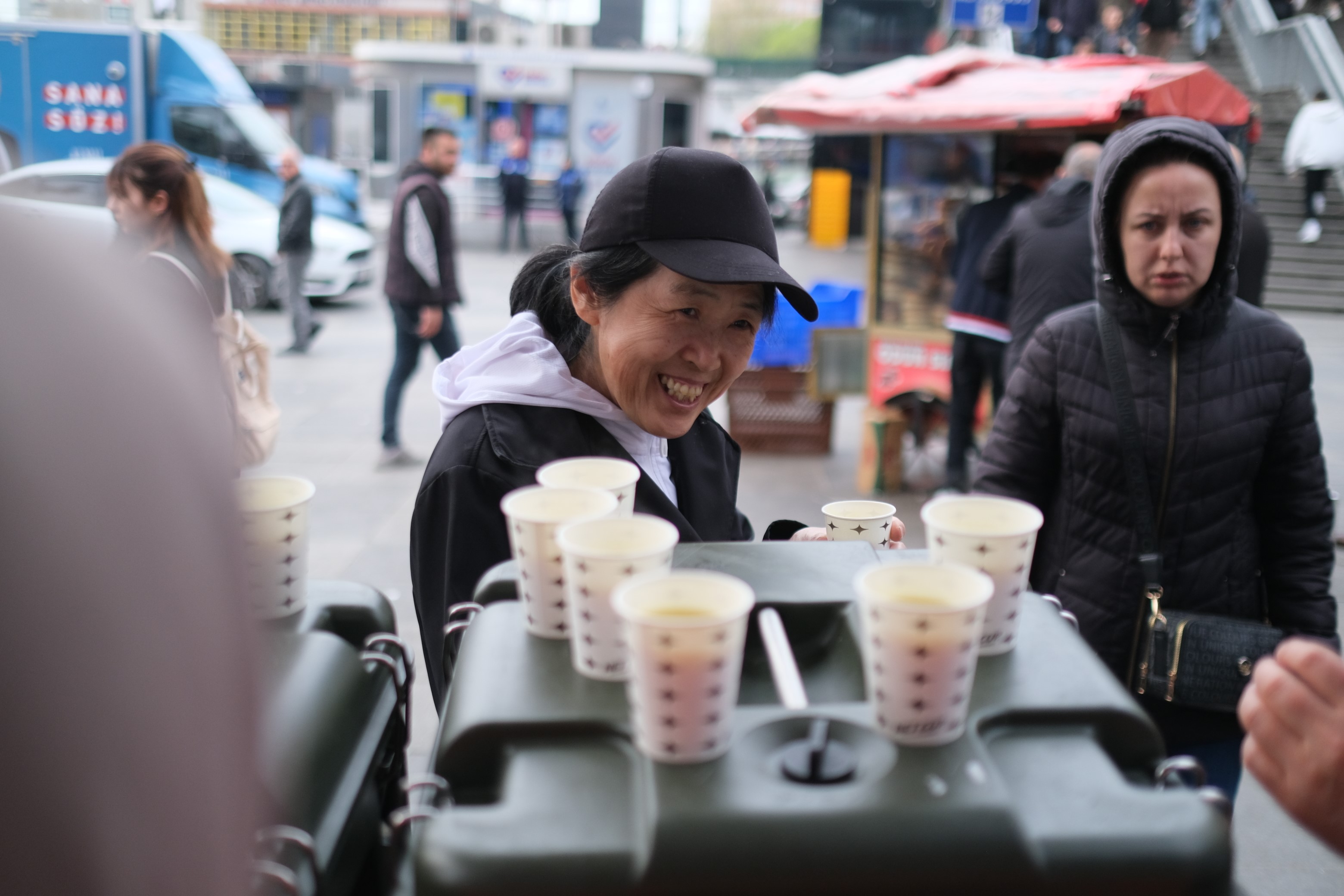 Milletvekili adayları sabah işe giden vatandaşlara kahvaltı ikramında bulundu