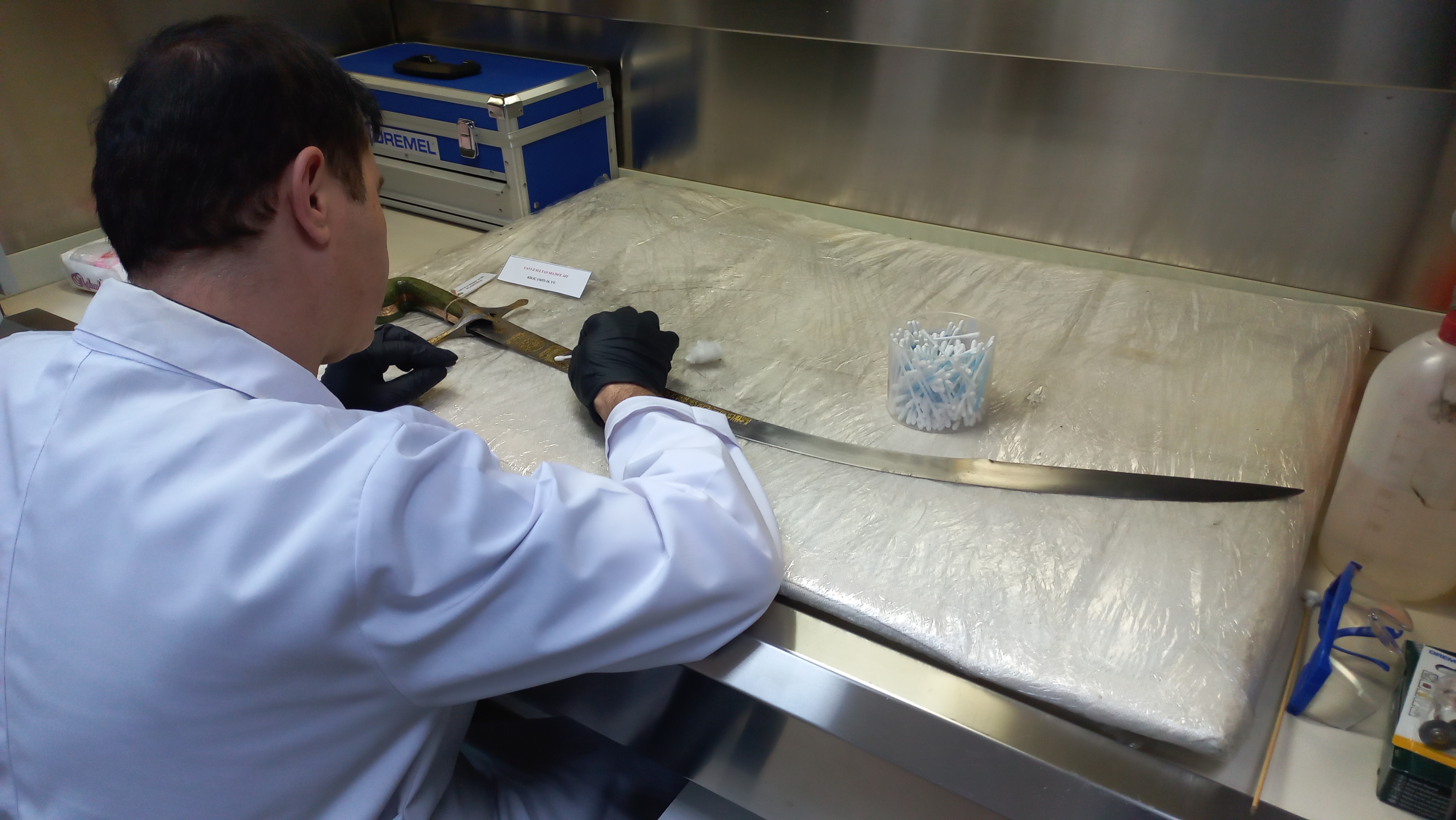 Harbiye Askeri Müzesi'nde tarihi kılıçlara bakım çalışması