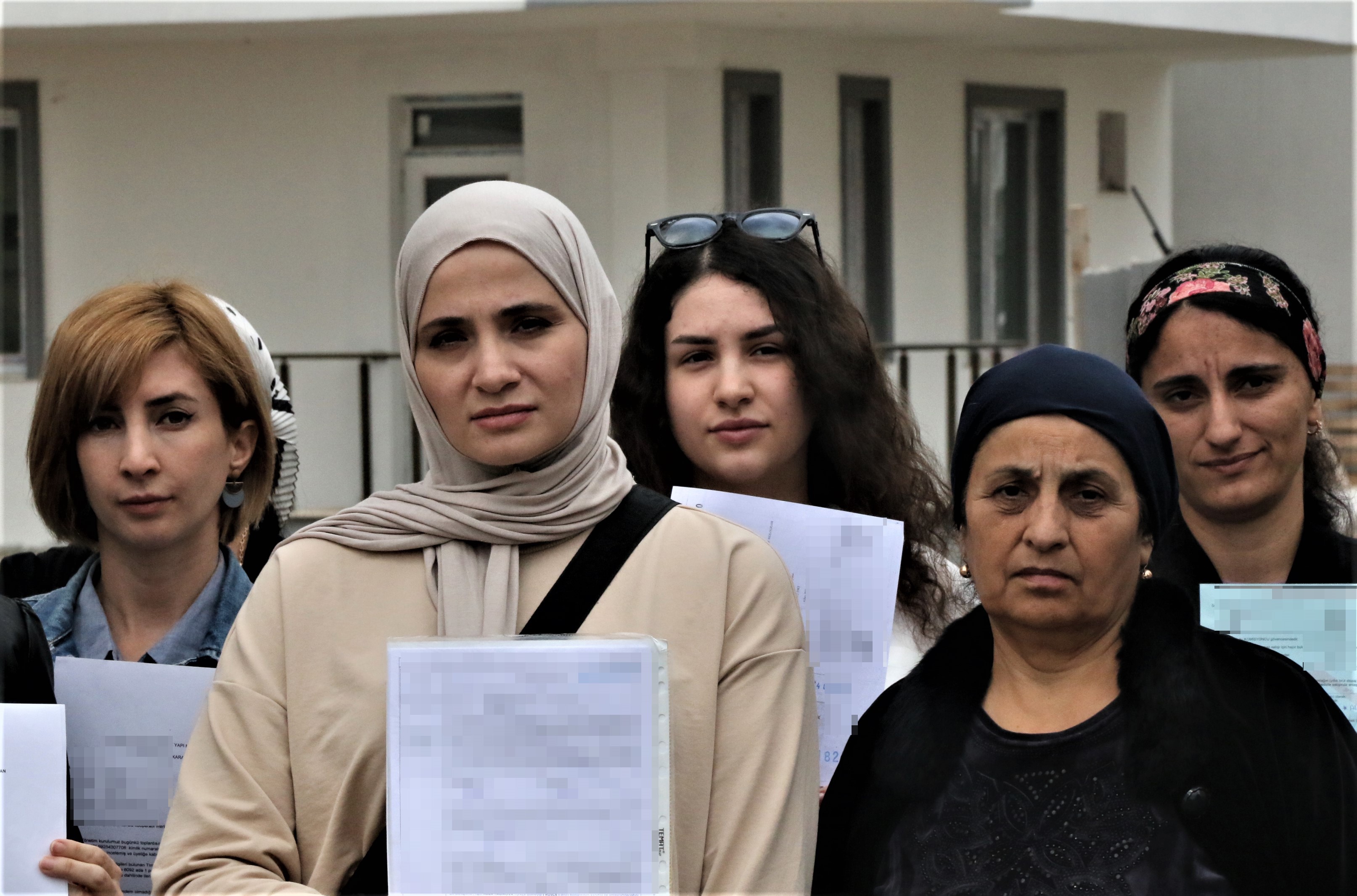 '2 ayda teslim edilecek' sözü ile adlıkları evlerini sadece dışarıdan izleyebiliyorlar