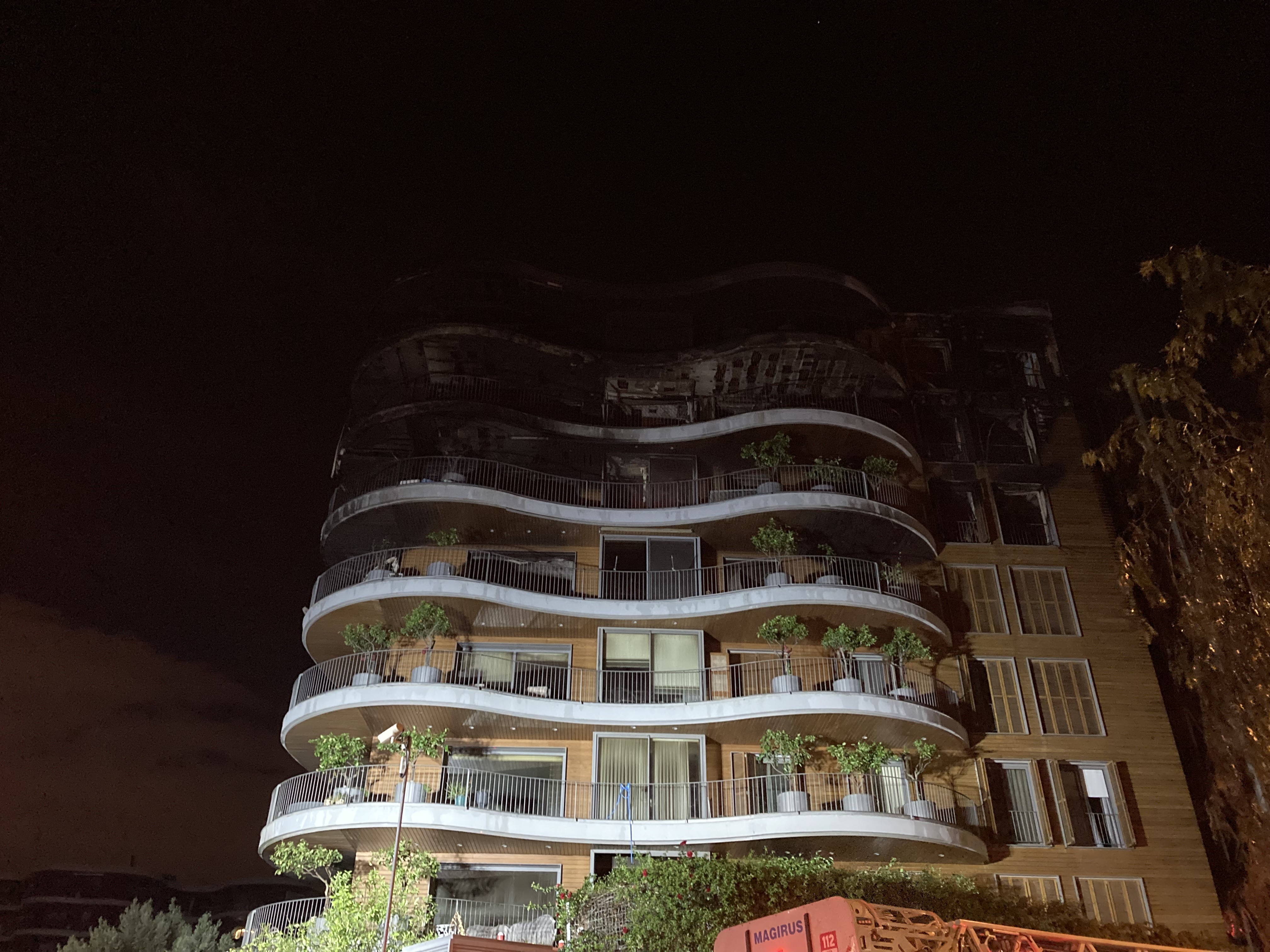 İzmir’deki büyük site yangını 7 saatin ardından kontrol altına alındı