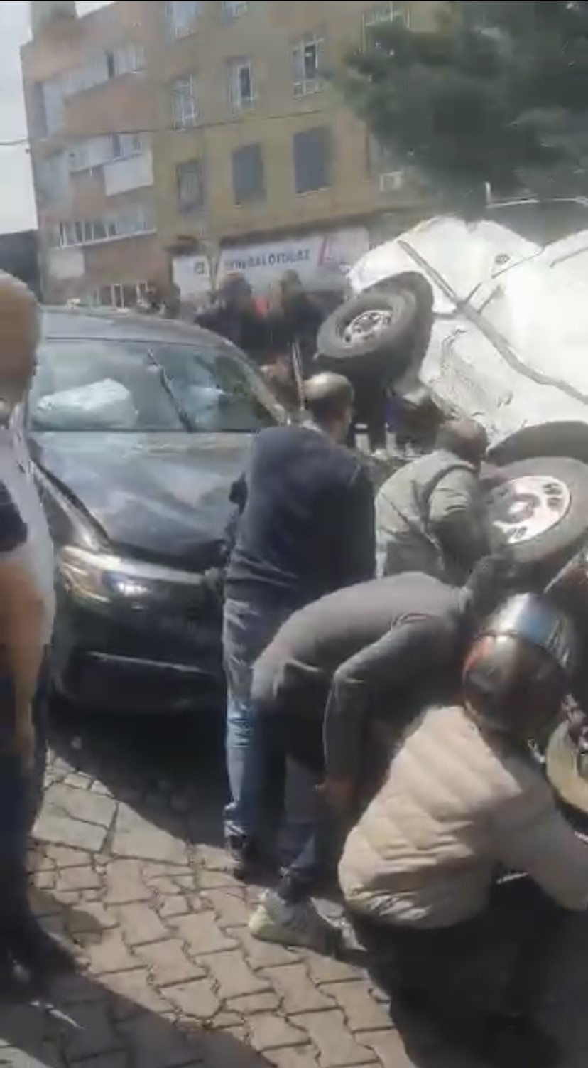 İstanbul'da vatandaşlar minibüsün altında kalan kadın için seferber oldu: O anlar kamerada