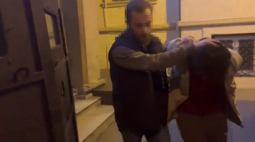 Beyoğlu’nda film gibi hırsızlık kamerada: Çalıştığı iş yerini soydu, ihbarı yapan kişi hırsız çıktı