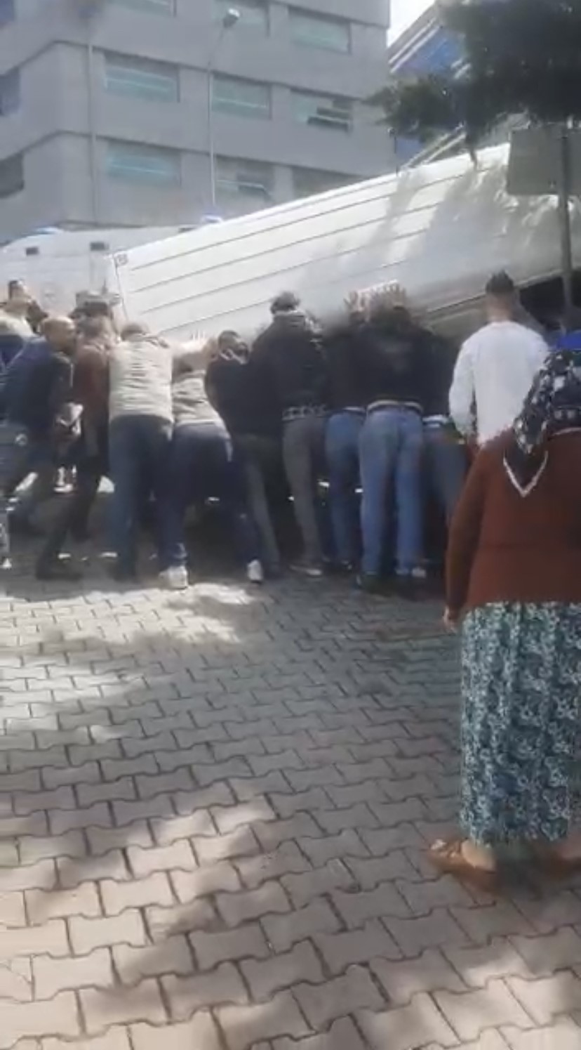 İstanbul'da vatandaşlar minibüsün altında kalan kadın için seferber oldu: O anlar kamerada