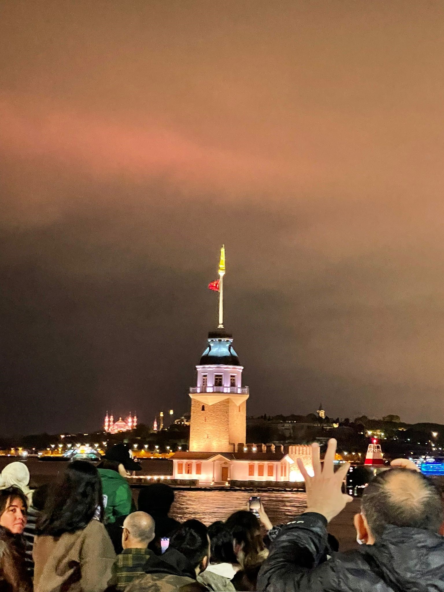 Kız Kulesi ışık gösterileriyle yeniden İstanbullularla buluştu