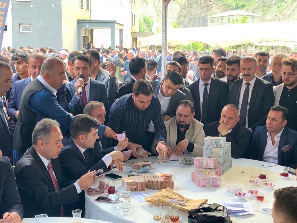 Böyle düğün görülmedi: Damada 5 milyon 300 bin lira, İranlı geline 15 kilo altın takıldı