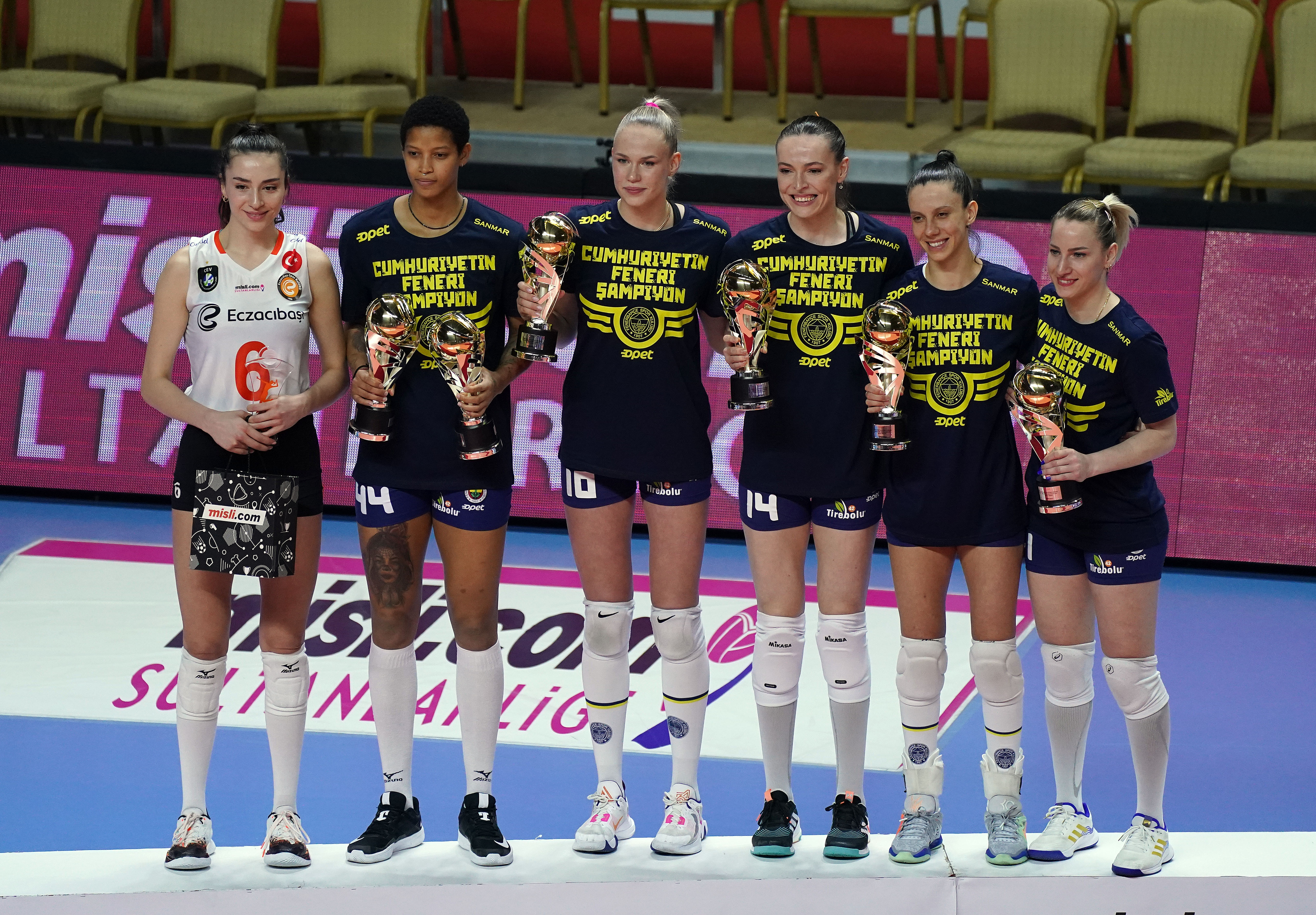 Fenerbahçe Kadın Voleybol Takımı, şampiyonluk kupasını kaldırdı