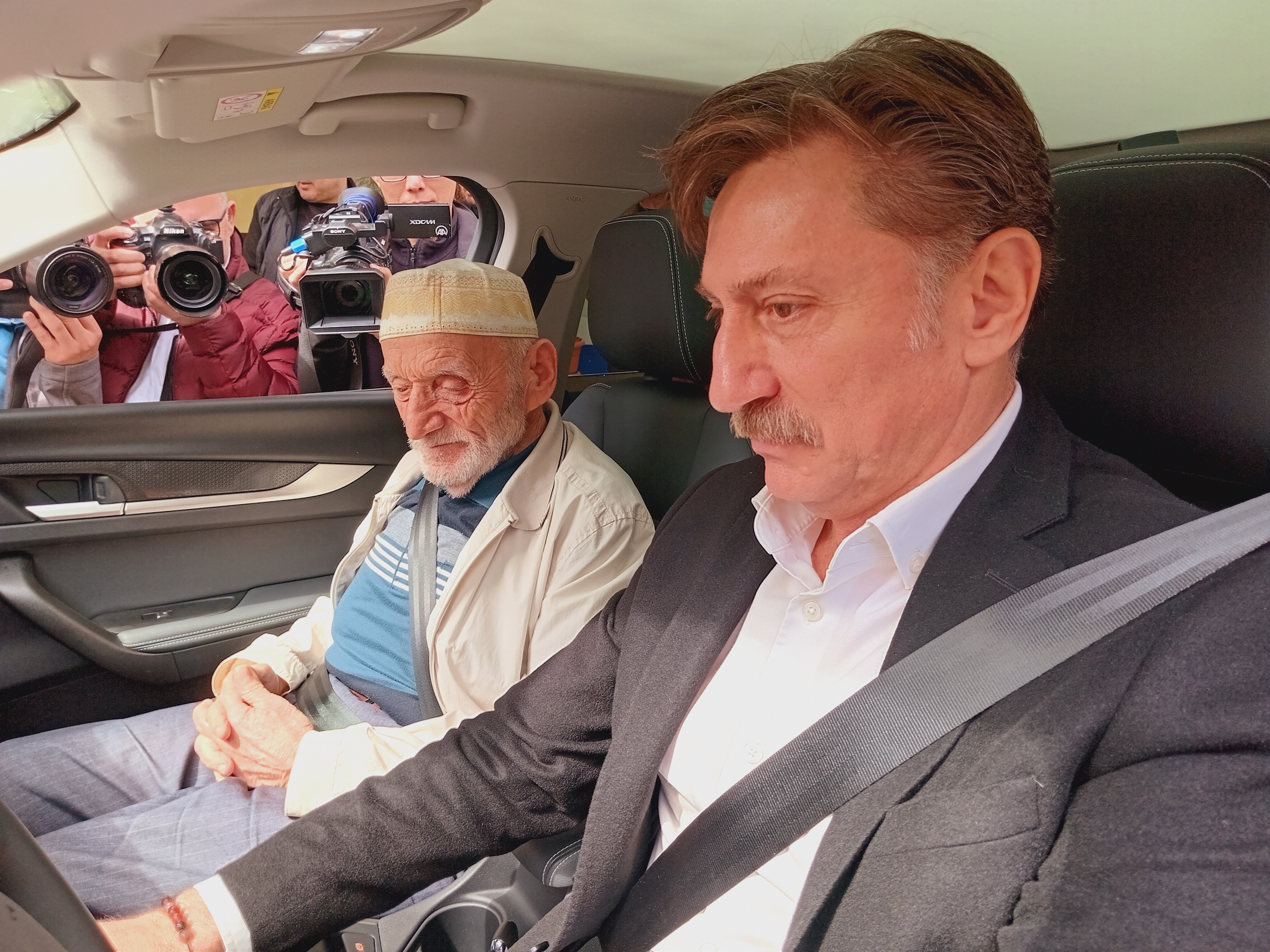 Büyük İstanbul Mitingi için onlarca basamağı yürüyerek çıkan Hüseyin dedeye Togg sürprizi