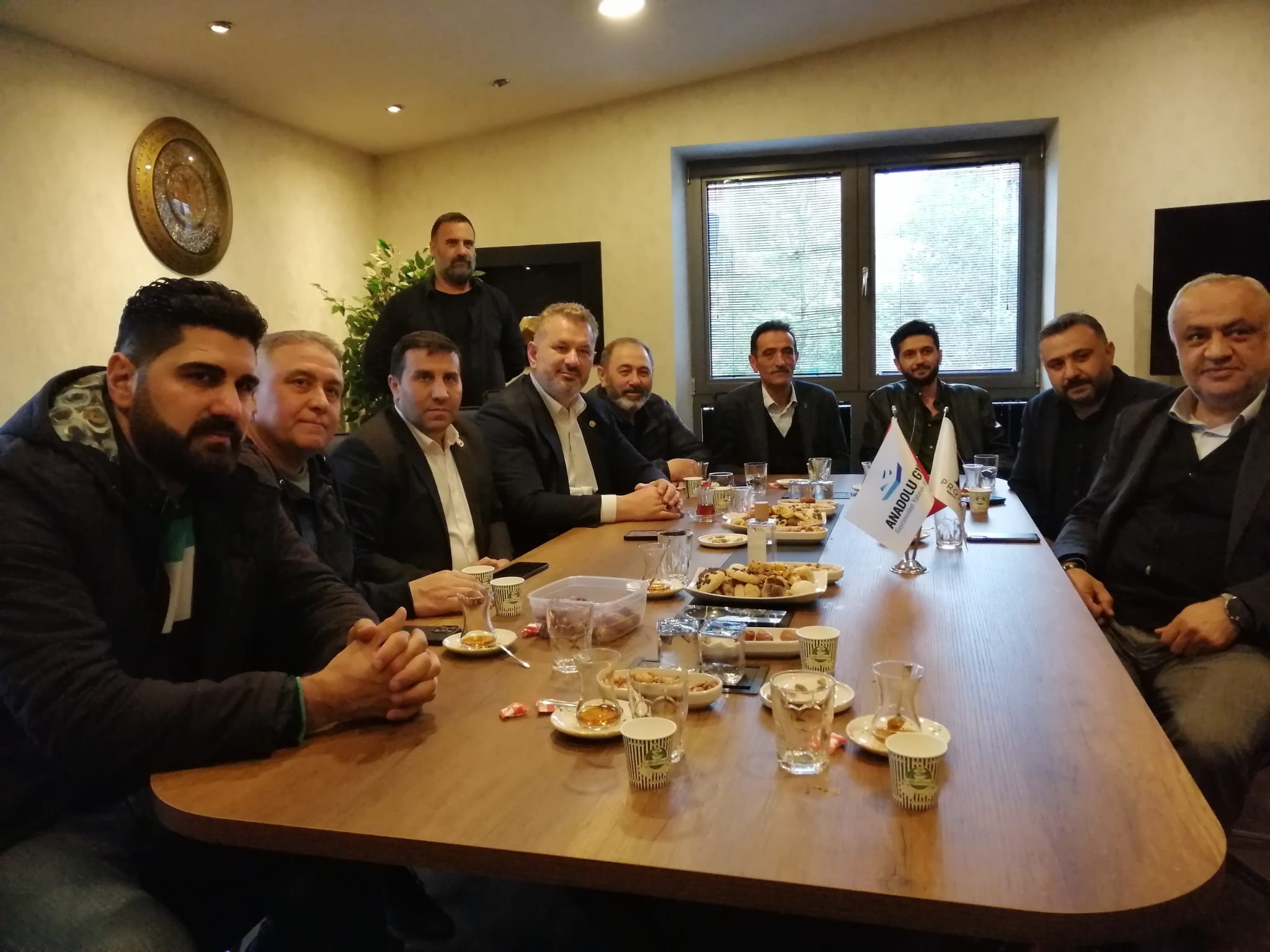 AK Parti Milletvekili adayı Hasan Turan Ataşehir’de iş yeri ziyaretlerinde bulundu