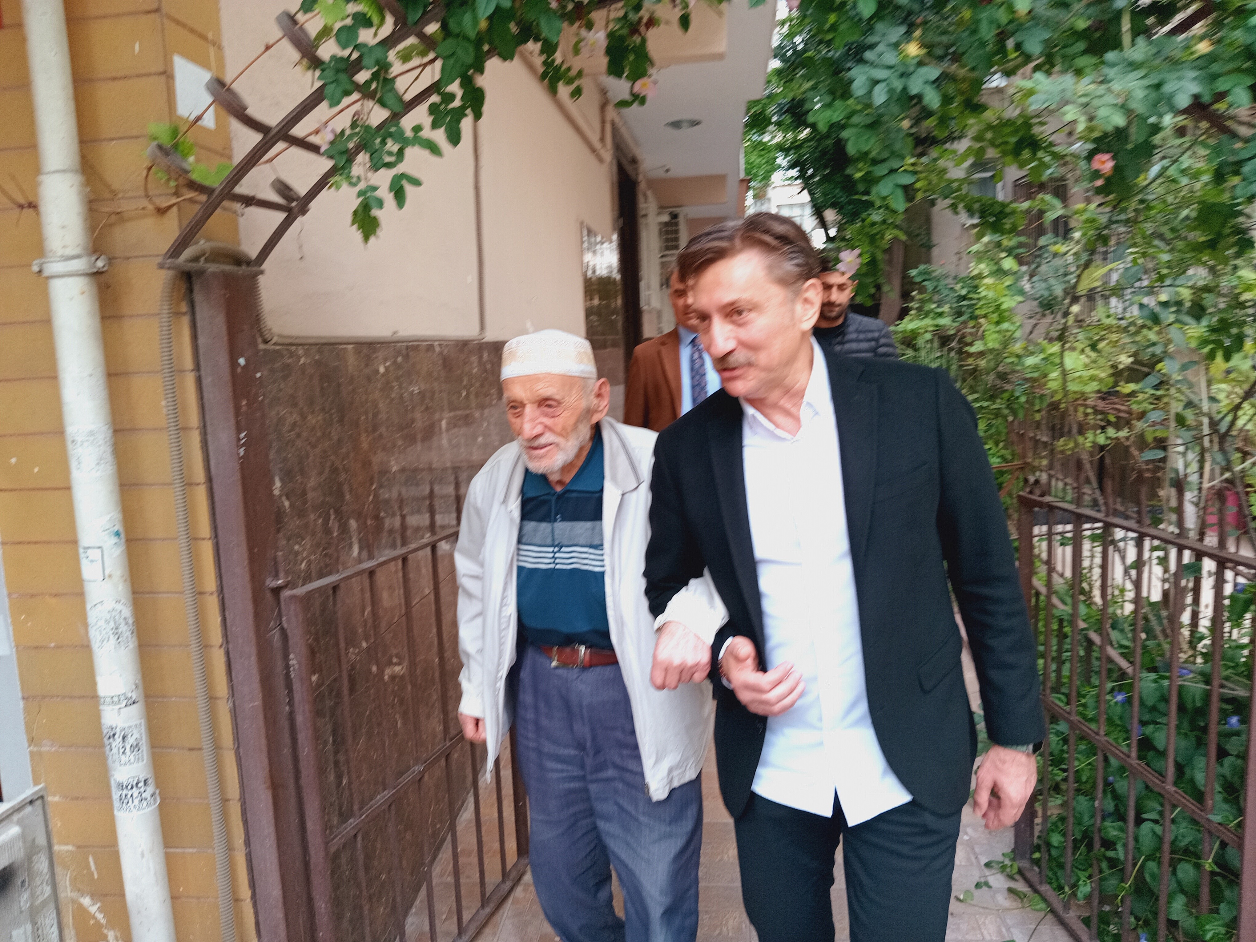 Büyük İstanbul Mitingi için onlarca basamağı yürüyerek çıkan Hüseyin dedeye Togg sürprizi