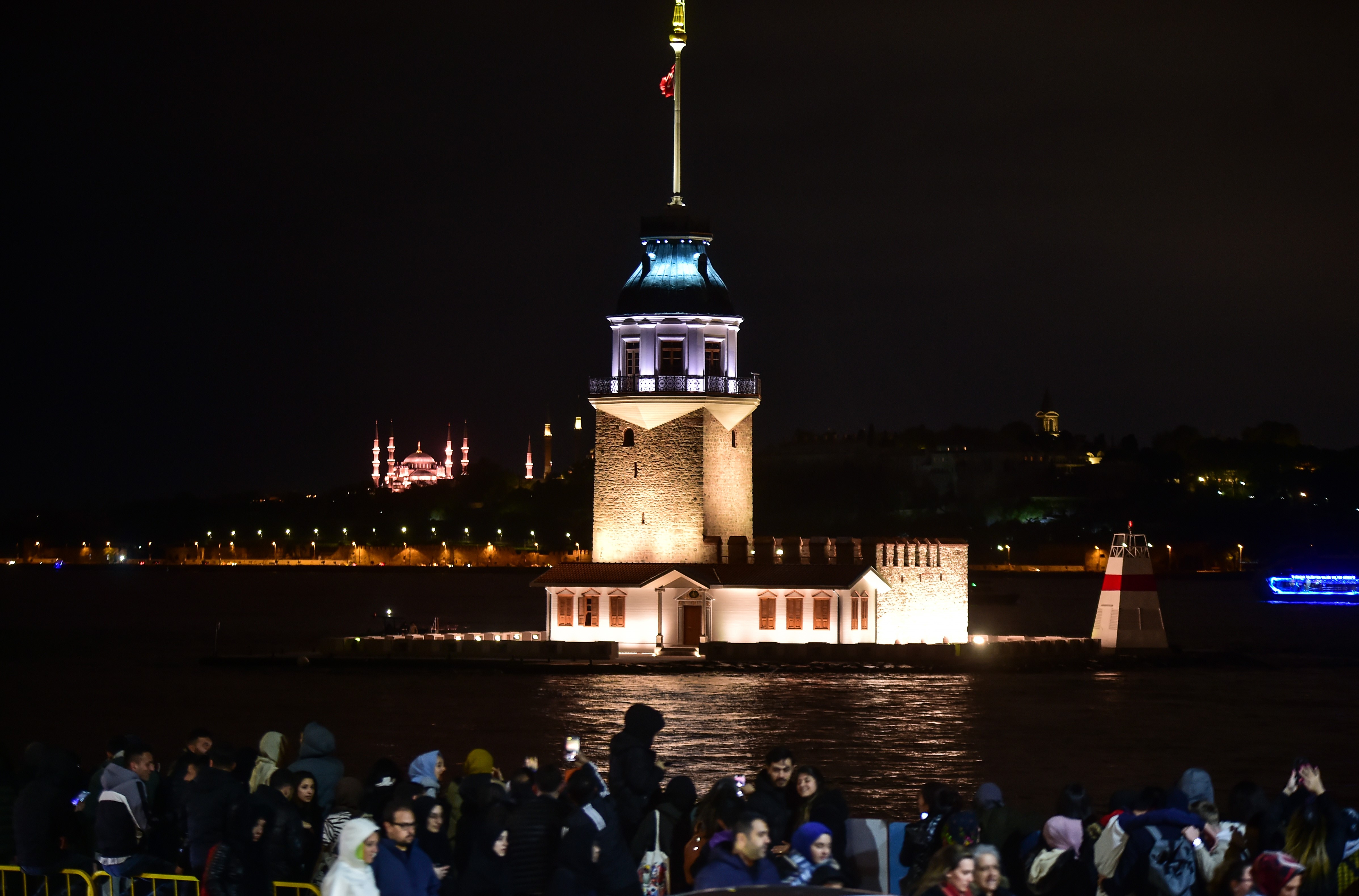 Kız Kulesi ışık gösterileriyle yeniden İstanbullularla buluştu