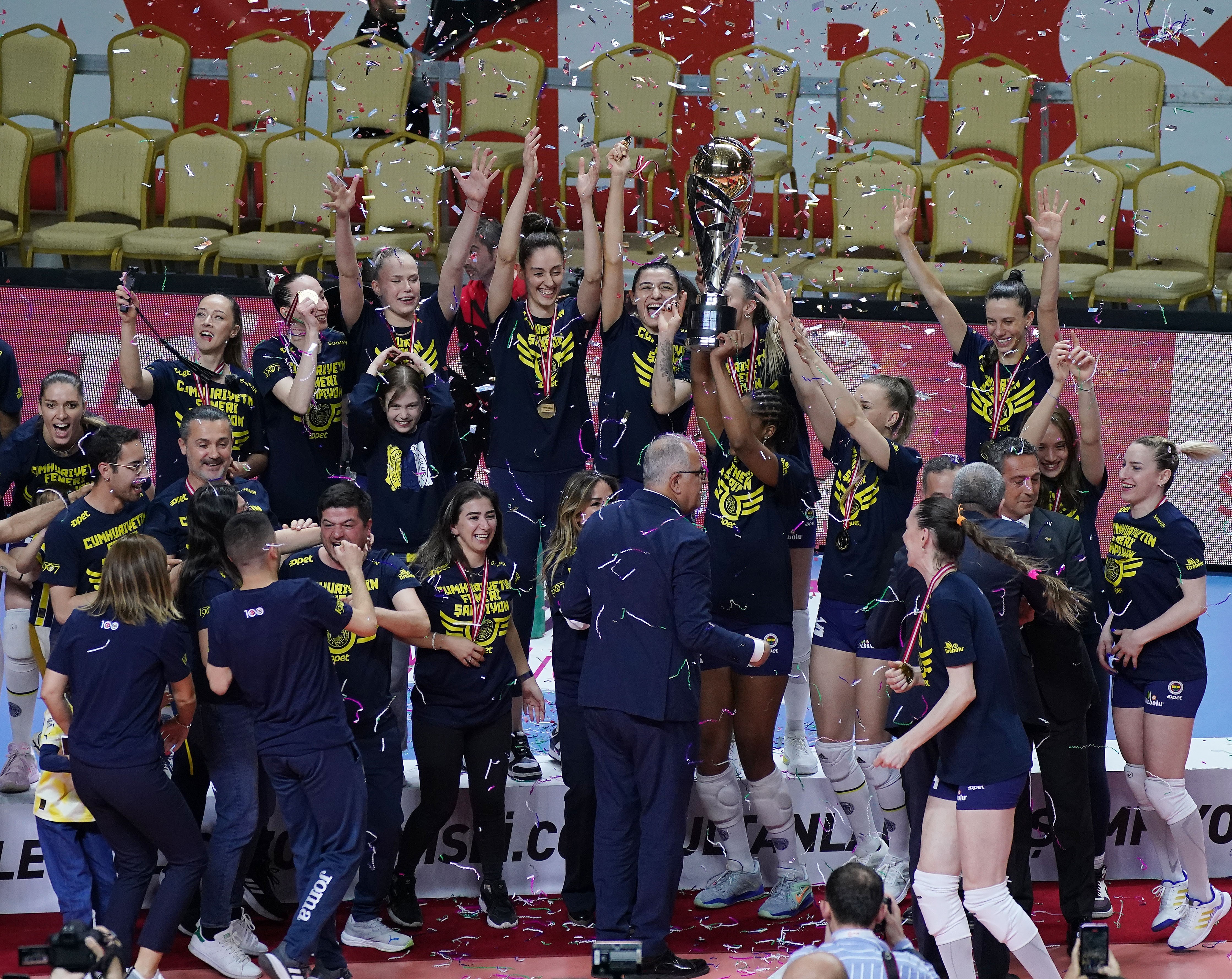 Fenerbahçe Kadın Voleybol Takımı, şampiyonluk kupasını kaldırdı