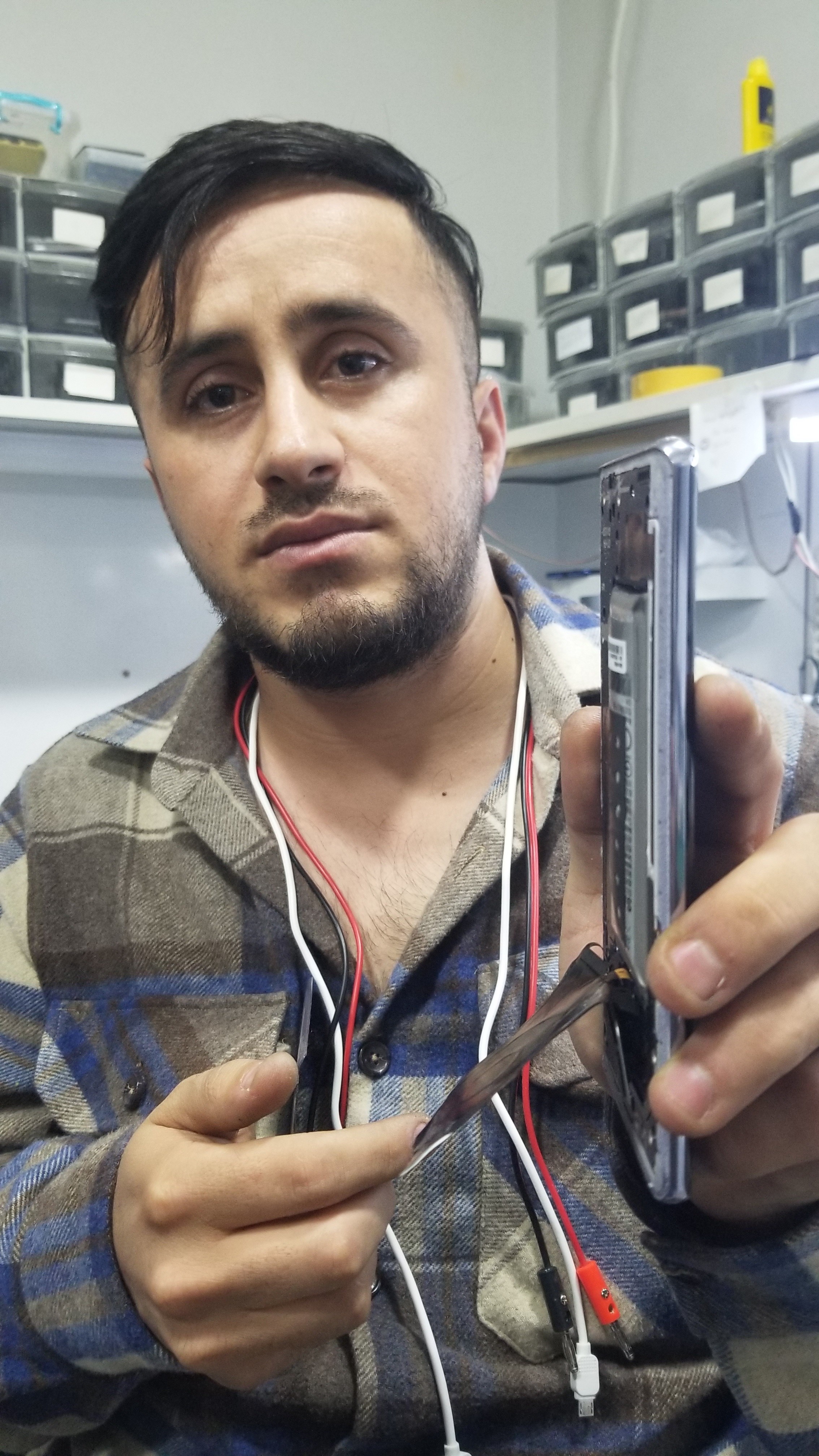 Çöpe atılan cep telefonu bataryası bomba gibi patladı