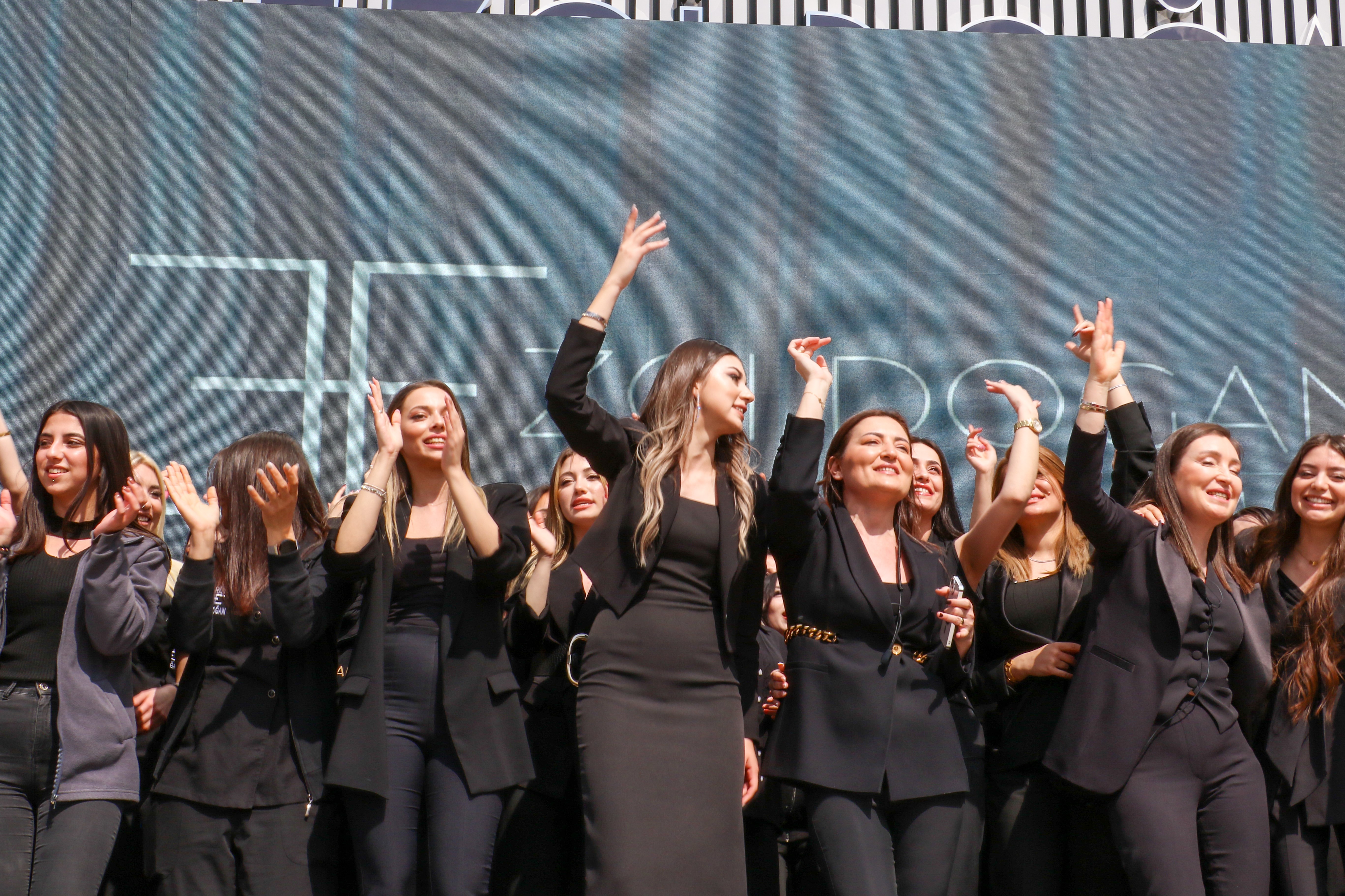 Türkiye'nin en büyük erkek güzellik merkezi Oktay Kaynarca'nın katılımı ile hizmete açıldı