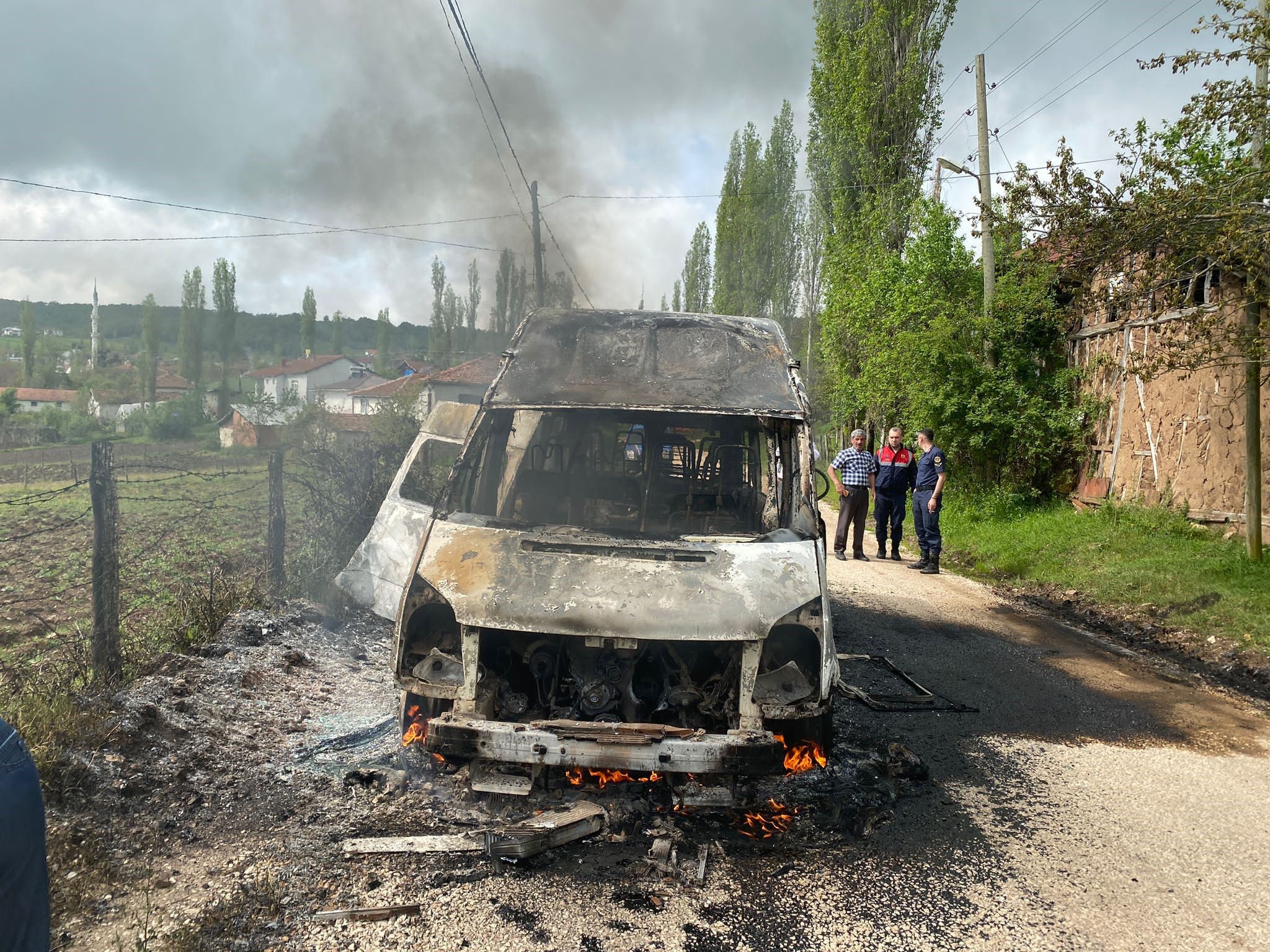 Amasya'da yanan minibüsteki çocuklar büyük tehlike atlattı
