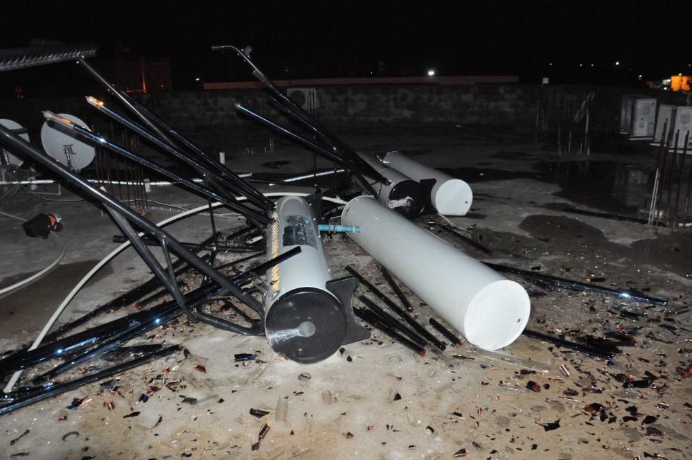 Ceylanpınar’da dolu hayatı felç etti: Çatı çöktü, ağaçlar devrildi