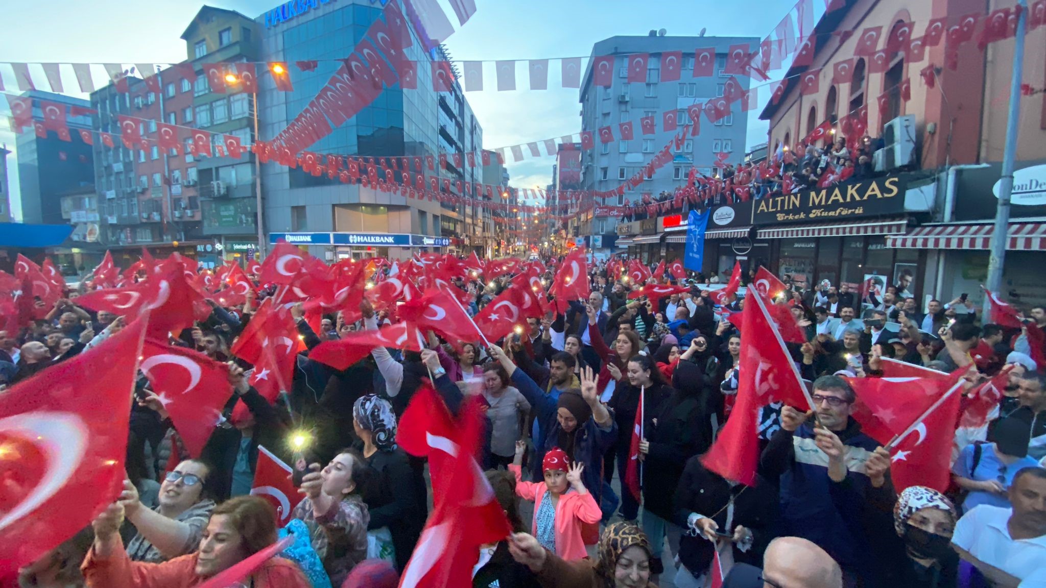 Cumhurbaşkanı Erdoğan'ın seçim zaferi tüm yurtta coşkuyla kutlanıyor