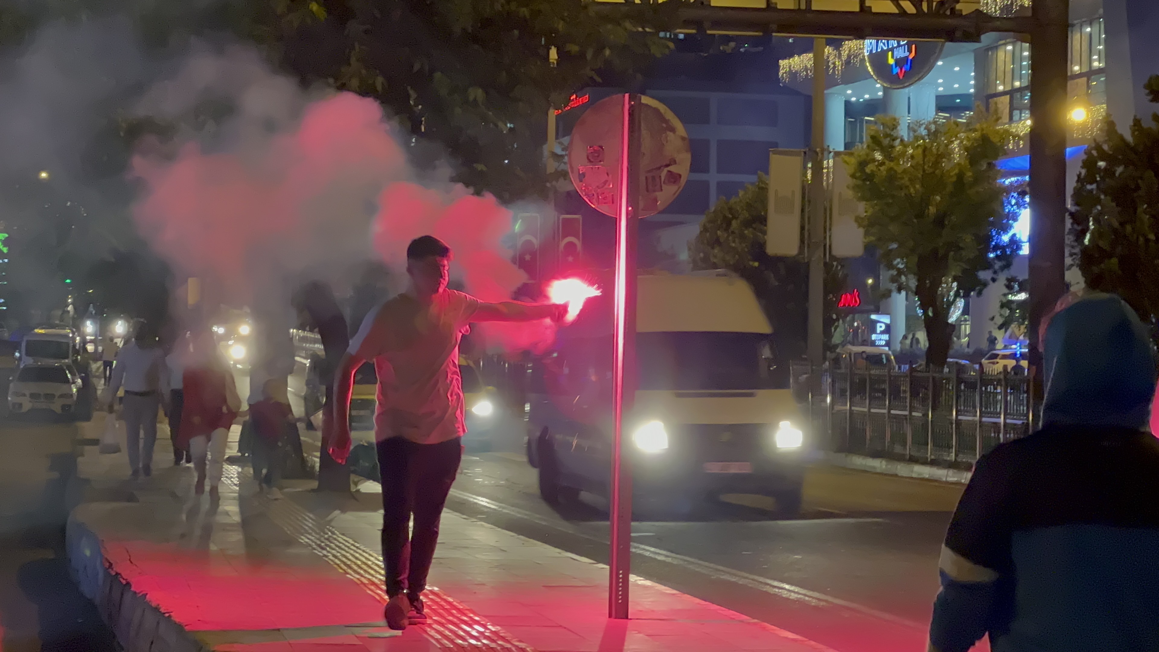 Cumhurbaşkanı Erdoğan'ın seçim zaferi tüm yurtta coşkuyla kutlanıyor