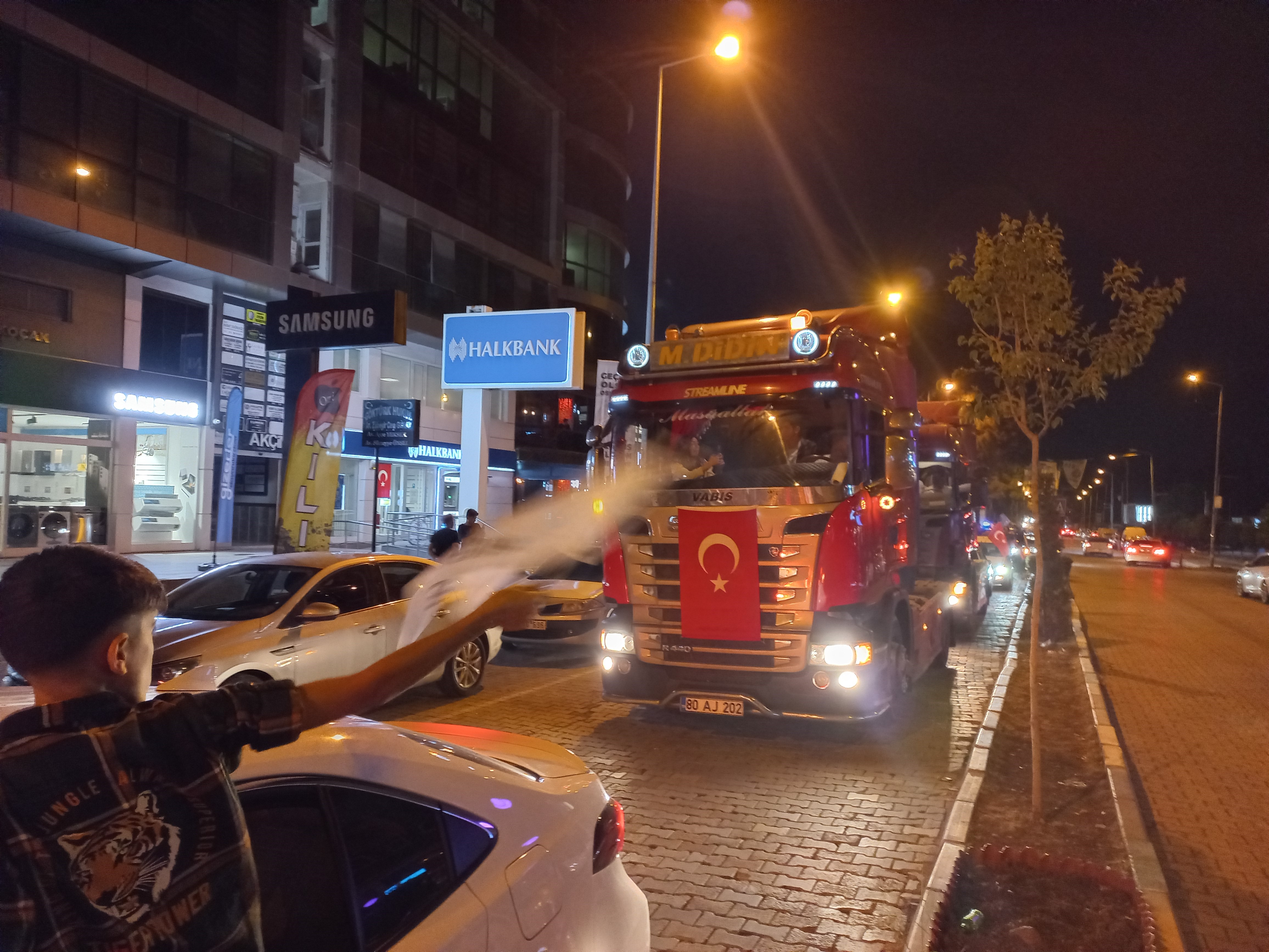 Cumhurbaşkanı Erdoğan'ın seçim zaferi tüm yurtta coşkuyla kutlanıyor