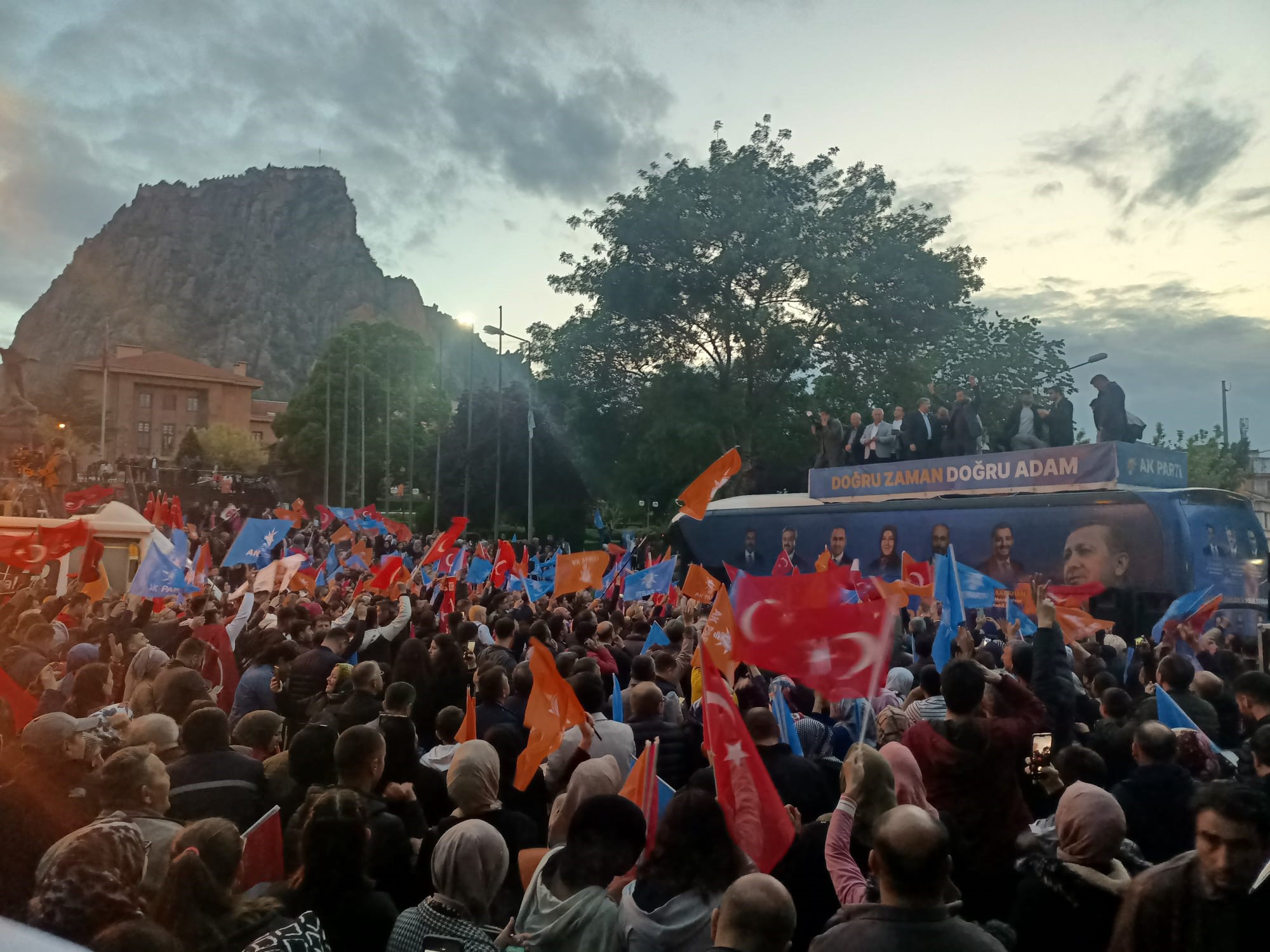 Cumhurbaşkanı Erdoğan'ın seçim zaferi tüm yurtta coşkuyla kutlanıyor