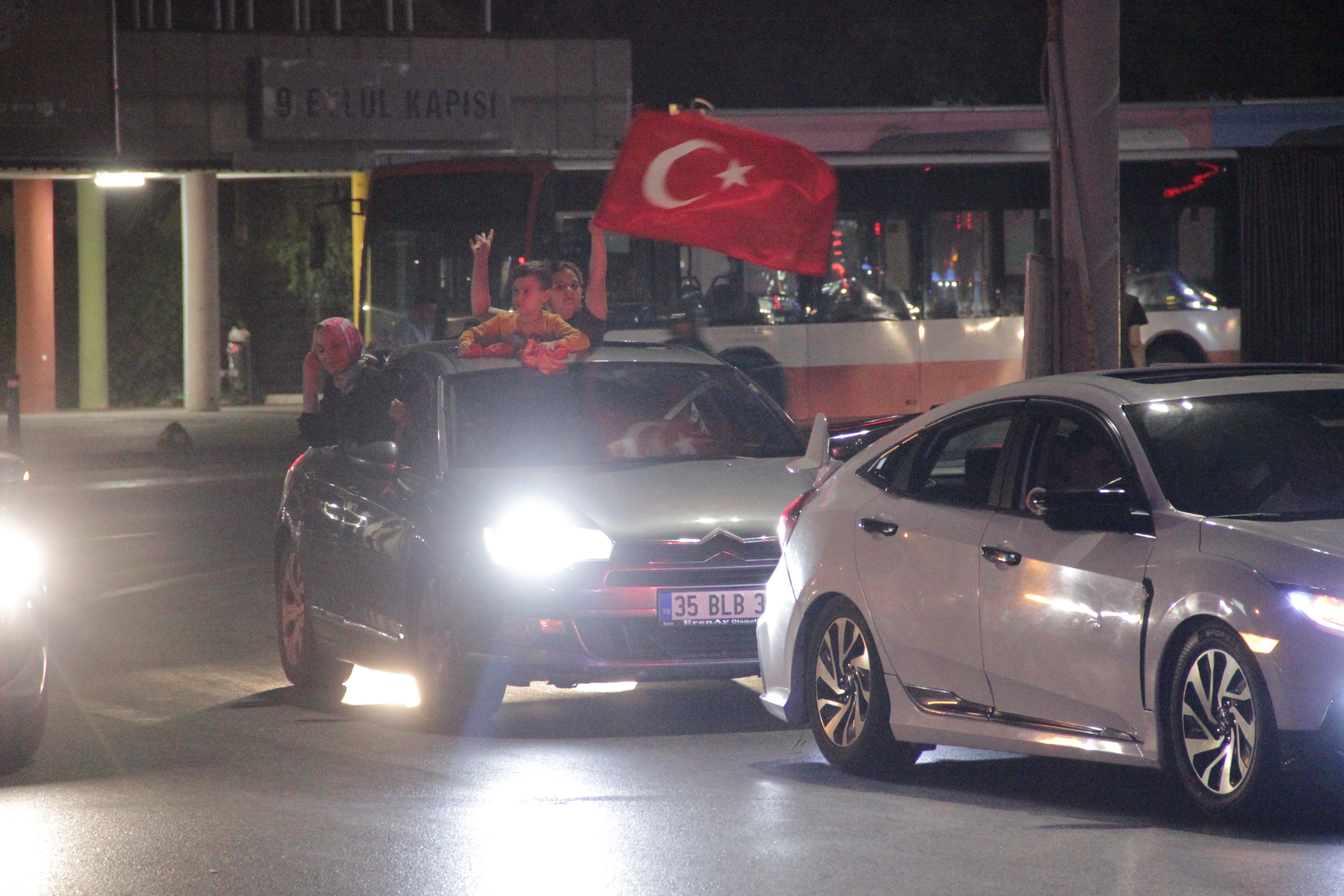 Cumhurbaşkanı Erdoğan'ın seçim zaferi tüm yurtta coşkuyla kutlanıyor