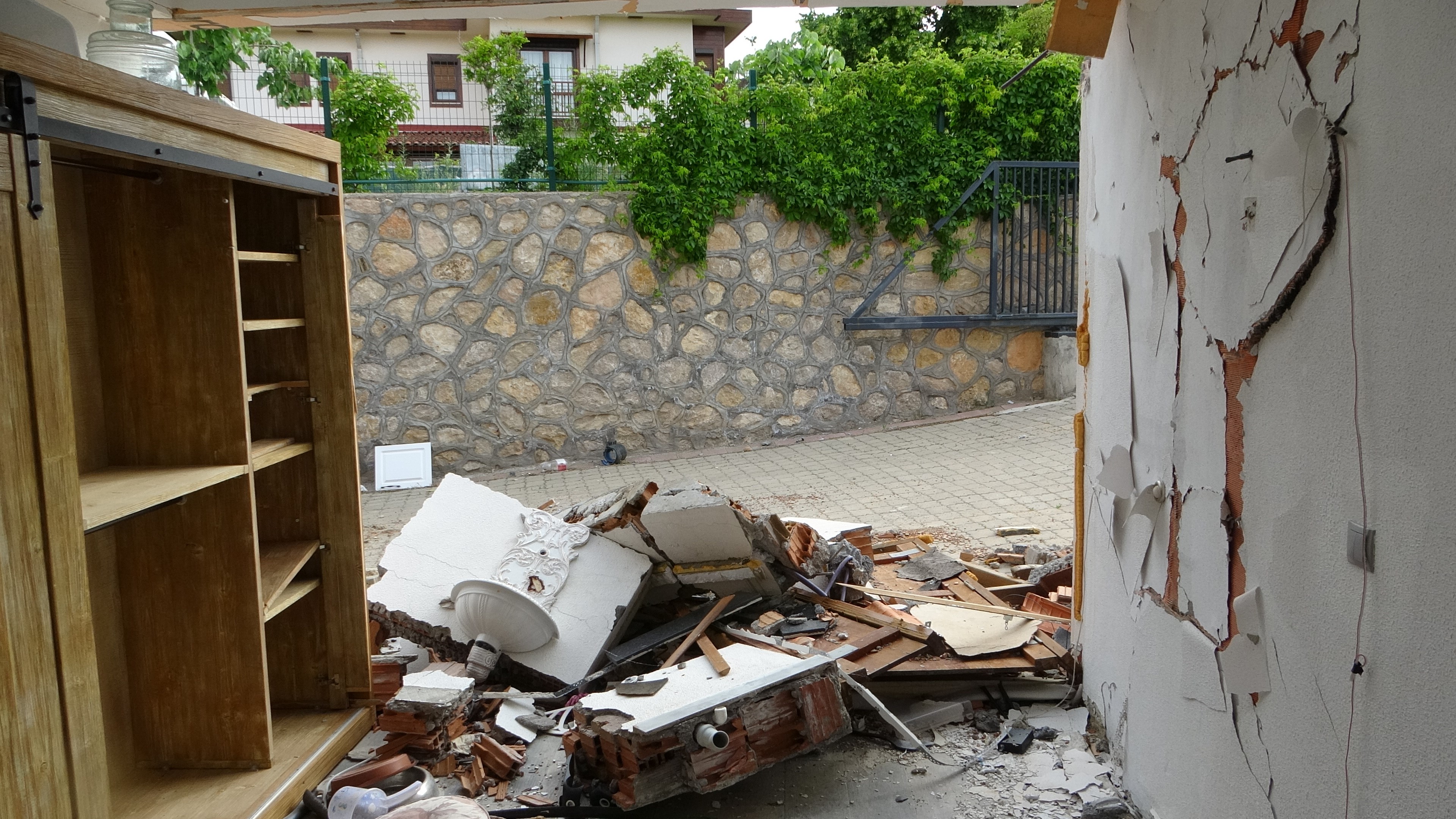 Depremin vurduğu milyonluk villalar için yıkım kararı